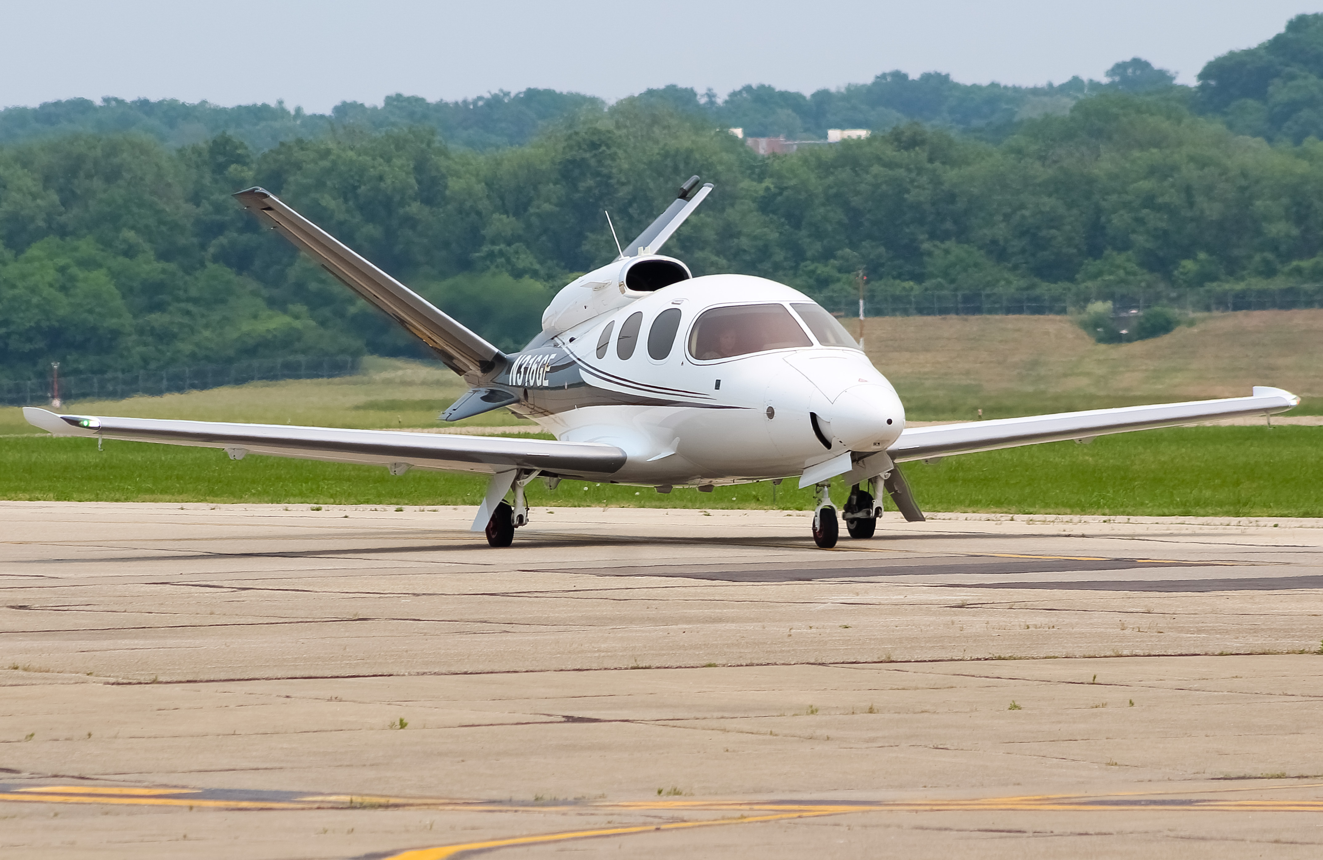 Full size: PRIVATE  Cirrus Vision  N316GE at Cincinnati Municipal Airport/Lunken Field