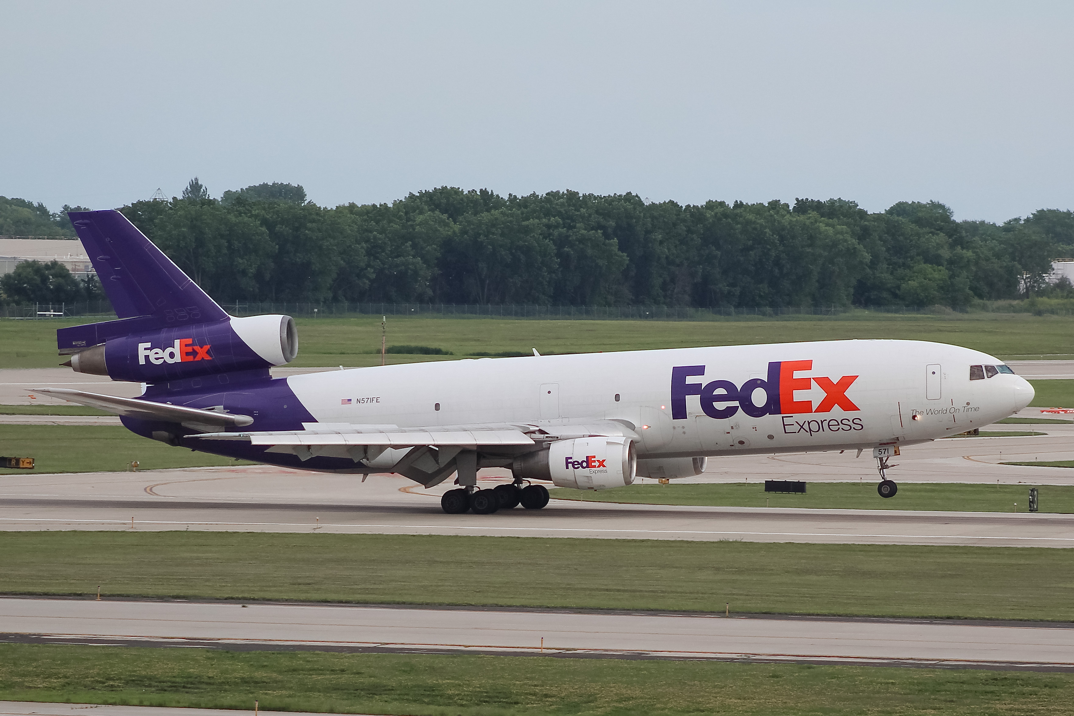 Full size: FedEx McDonnell Douglas DC-10F N571FE at General Mitchell International Airport
