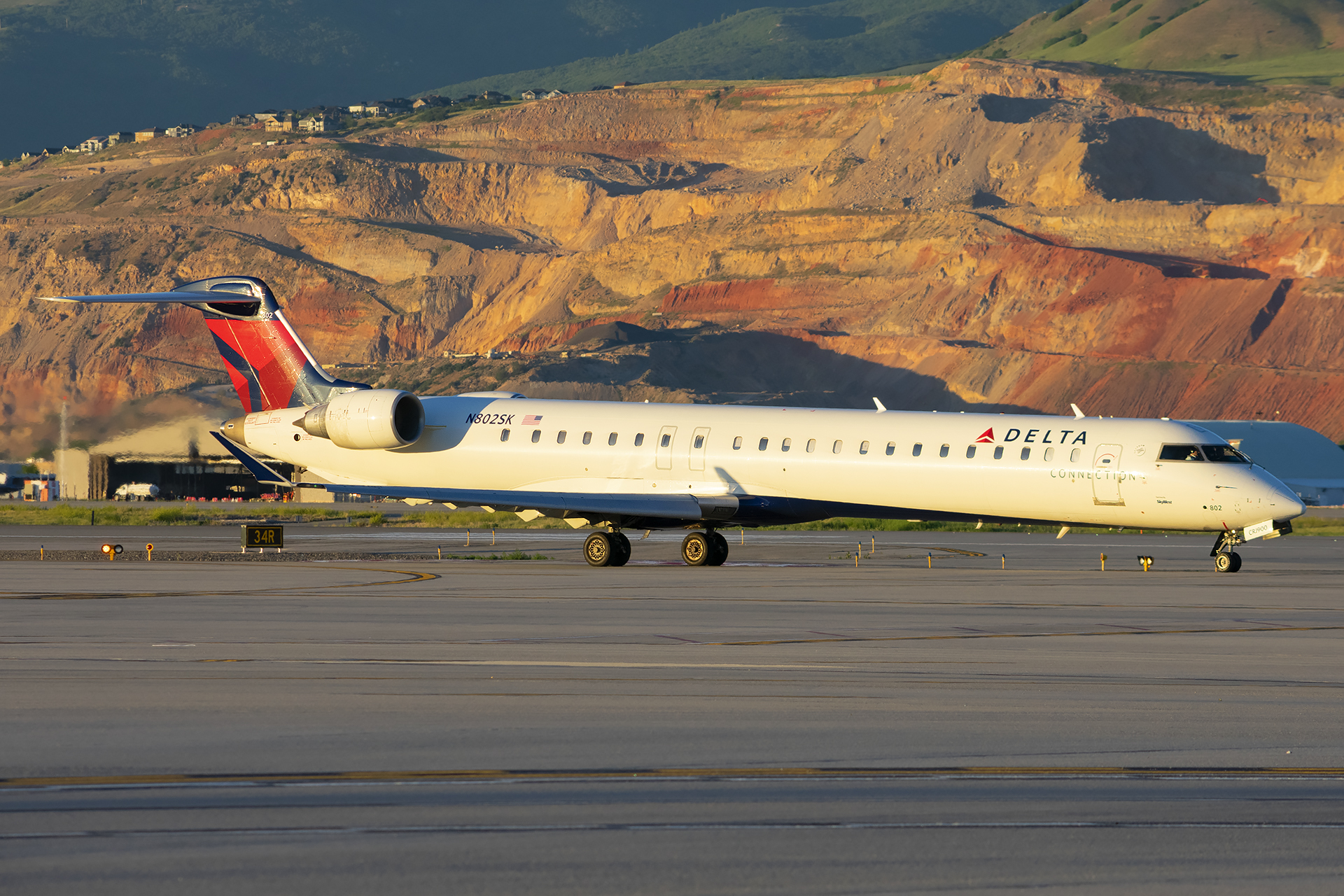 Full size: Delta Airlines Mitsubishi CRJ-900 N802SK at Salt Lake City International Airport