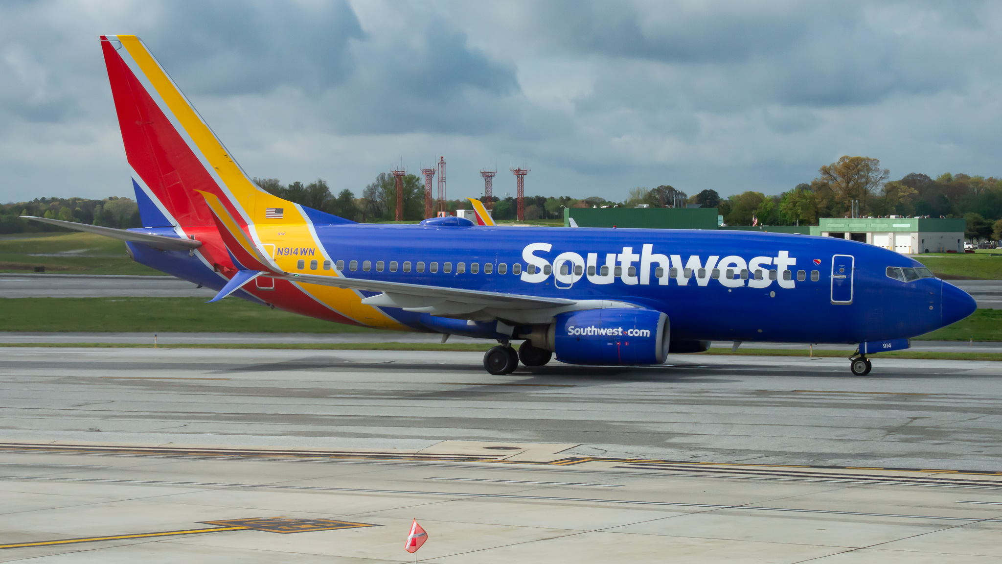 Full size: Southwest Airlines Boeing 737-700 N914WN at Baltimore/Washington International Thurgood Marshall Airport