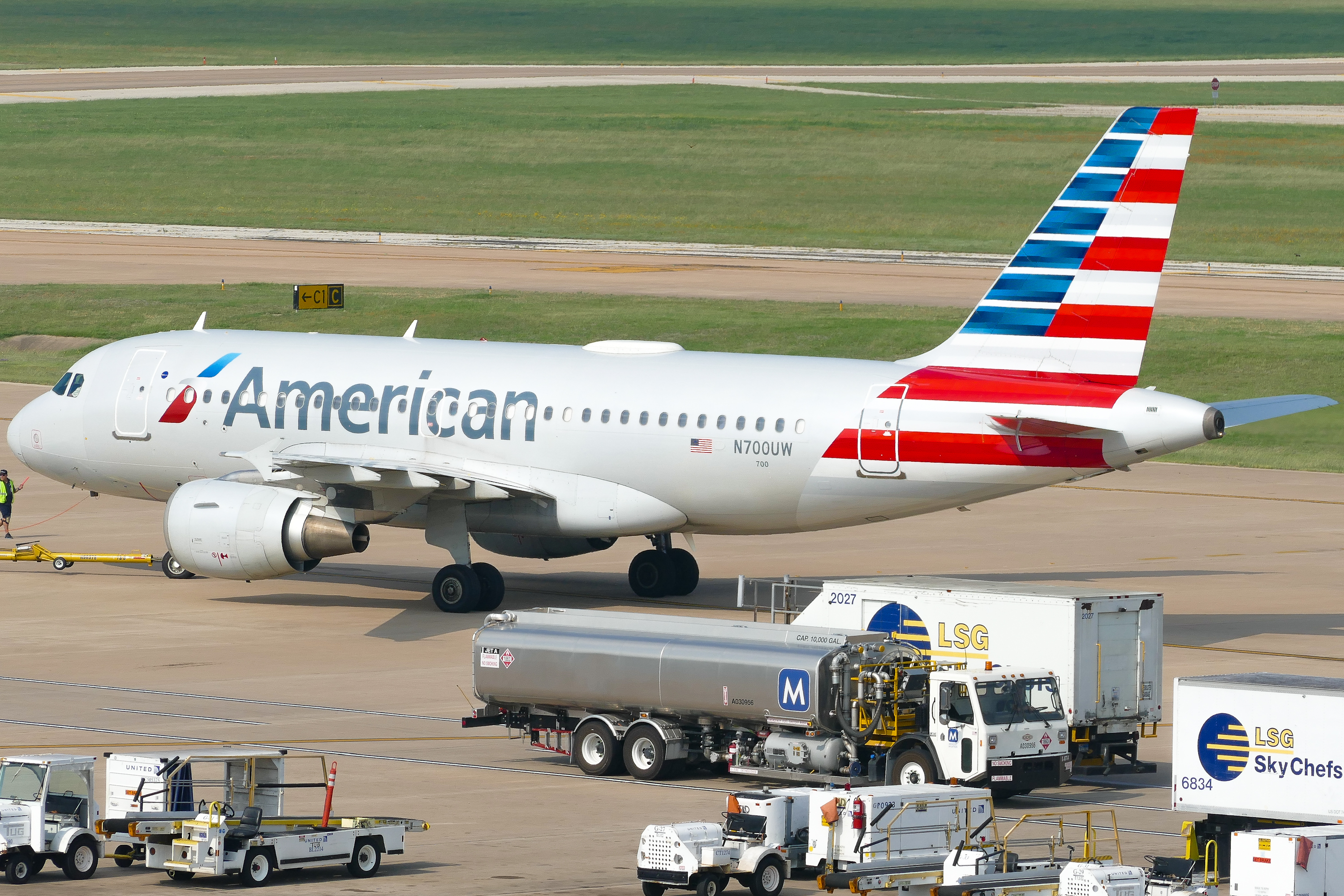 Full size: American Airlines Airbus A319 N700UW at Austin-Bergstrom International Airport