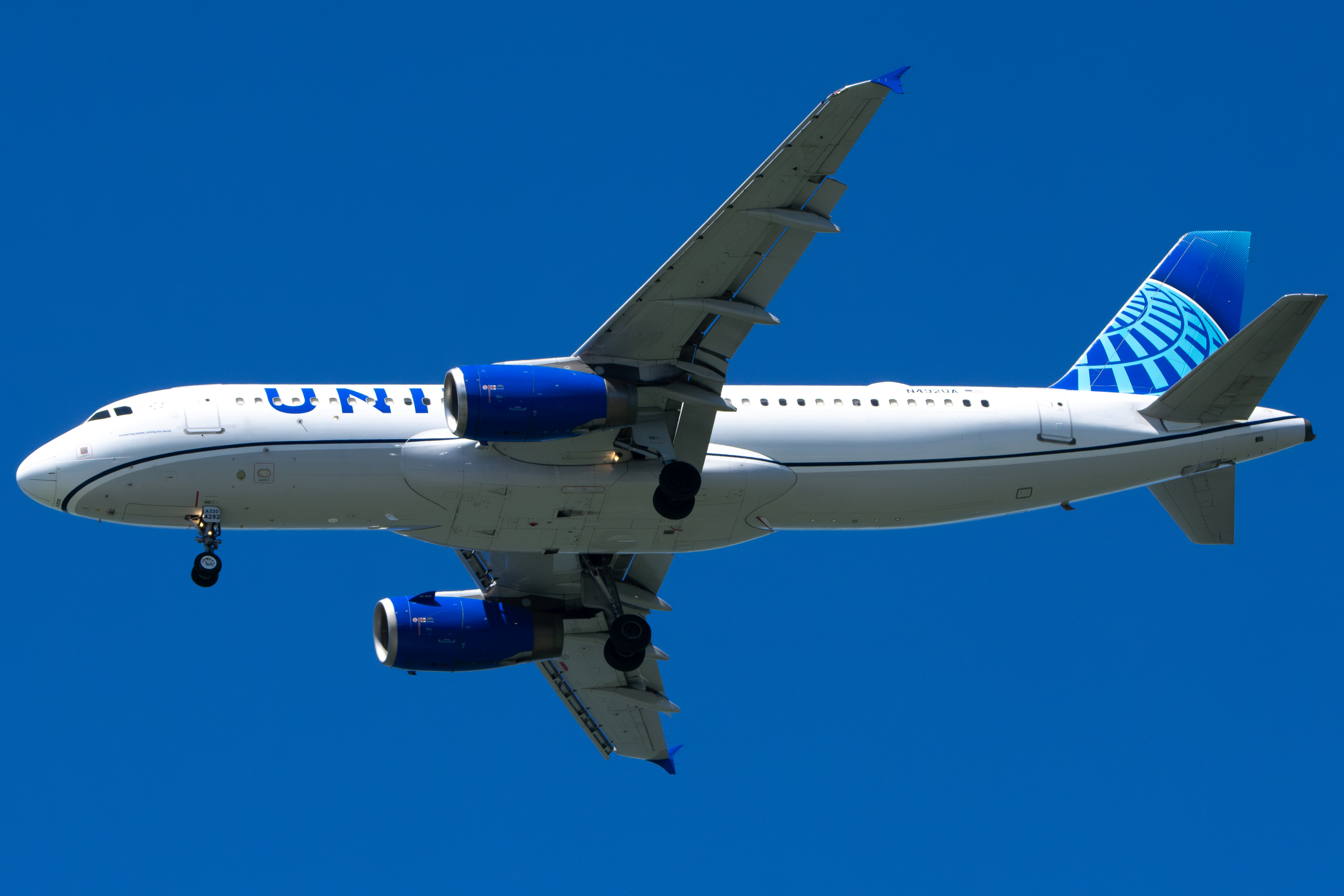 Full size: United Airlines Airbus A320-232 N492UA at San Francisco International Airport