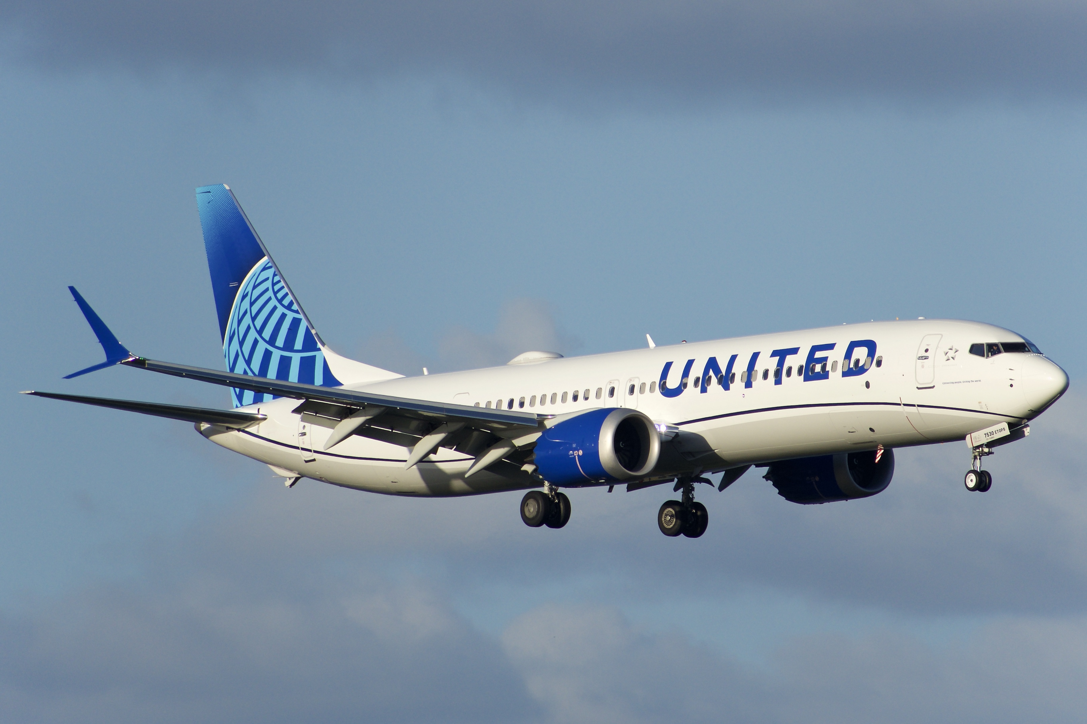 Full size: United Airlines Boeing 737 MAX 9 N37530 at Orlando International Airport