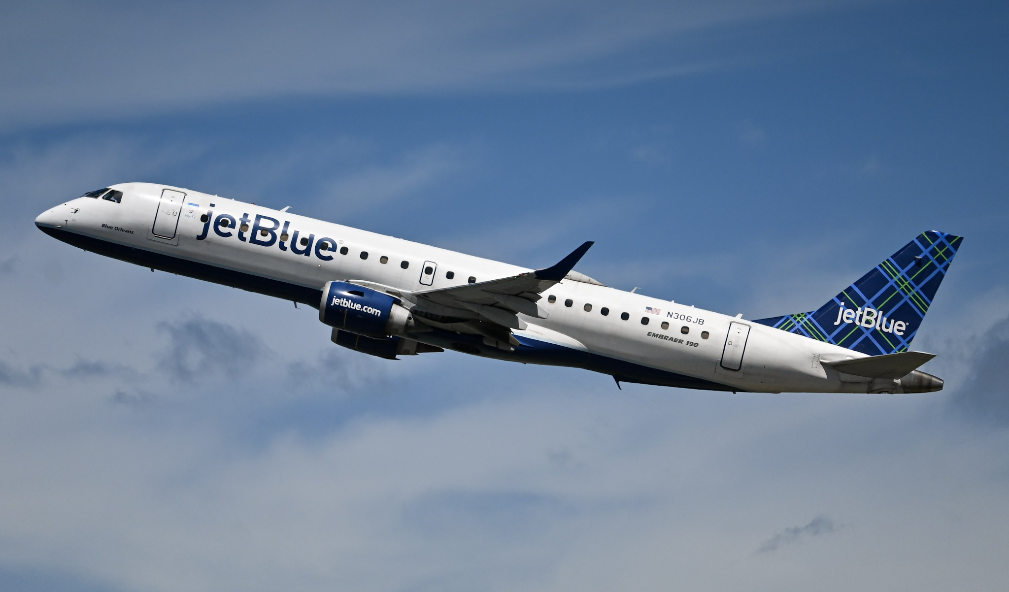 Full size: JetBlue Airways Embraer E190 N306JB at General Edward Lawrence Logan International Airport