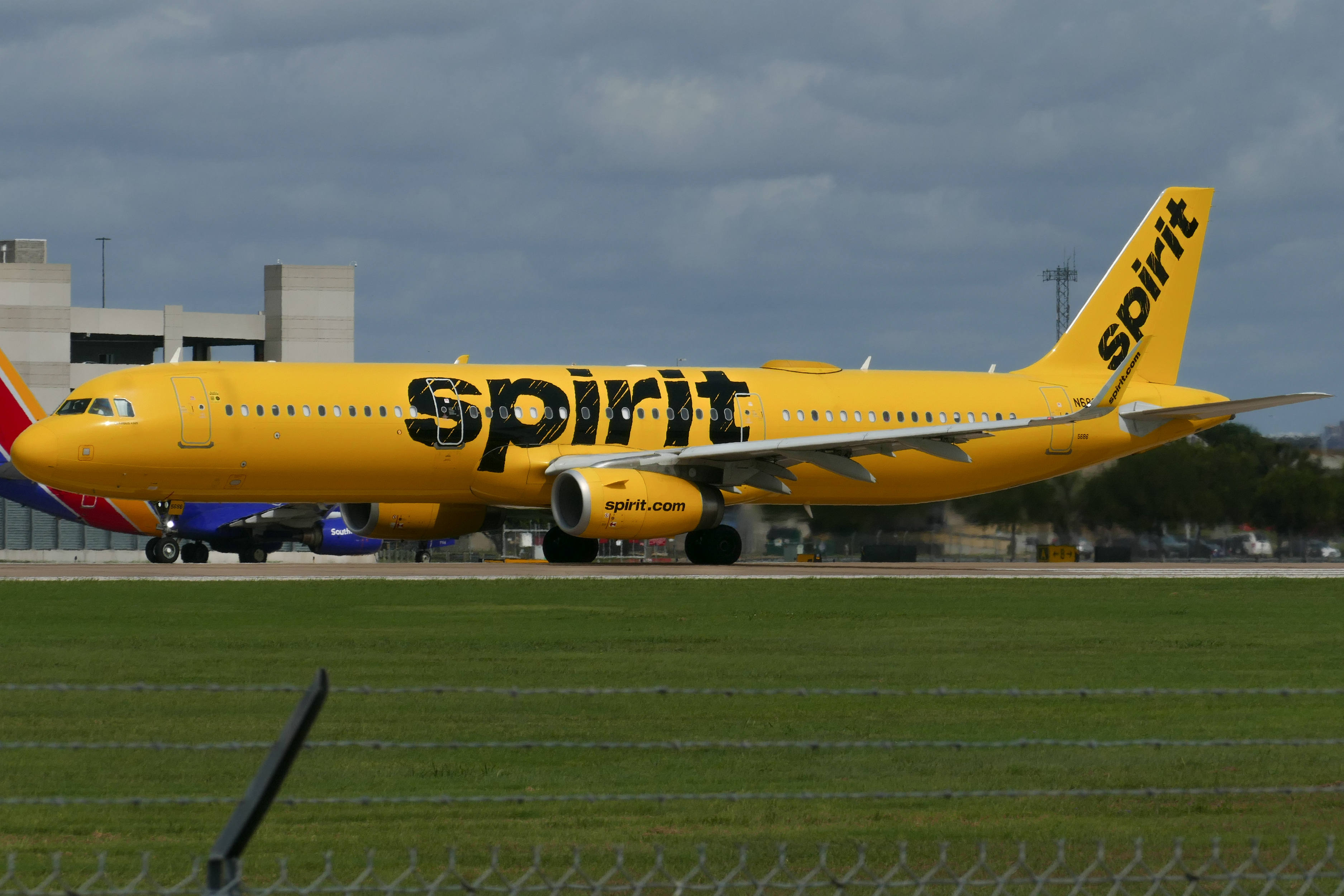Full size: Spirit Airlines Airbus A321-200 N686NK at Austin-Bergstrom International Airport