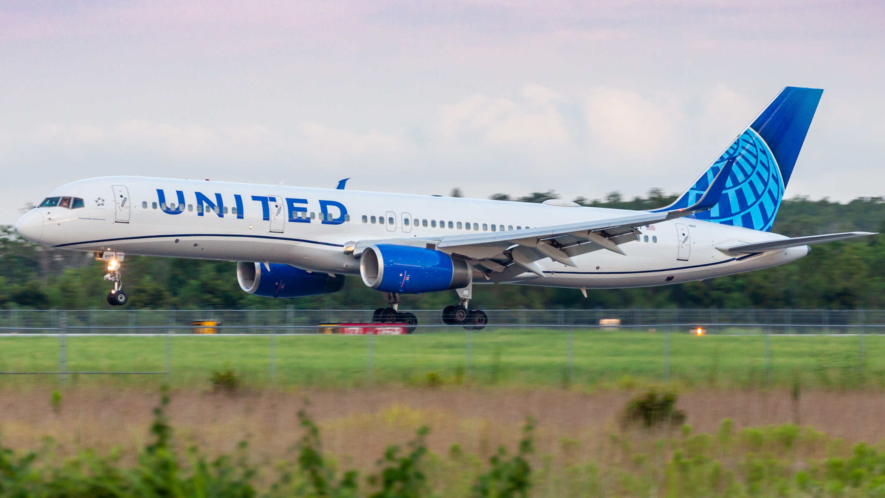 Full size: United Airlines Boeing 757-200 N48127 at Orlando International Airport