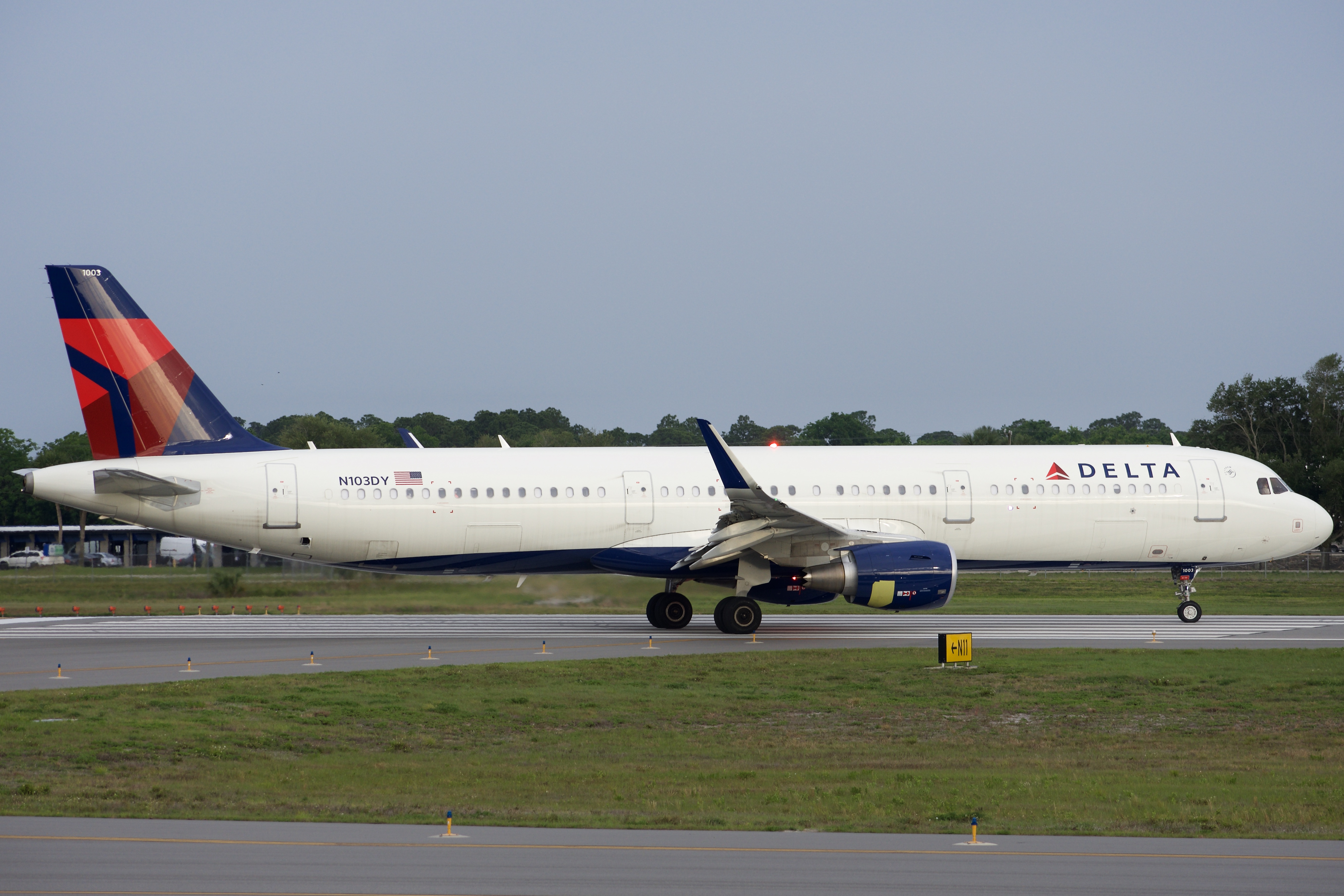 Full size: Delta Airlines Airbus A321-200 N103DY at Daytona Beach International Airport