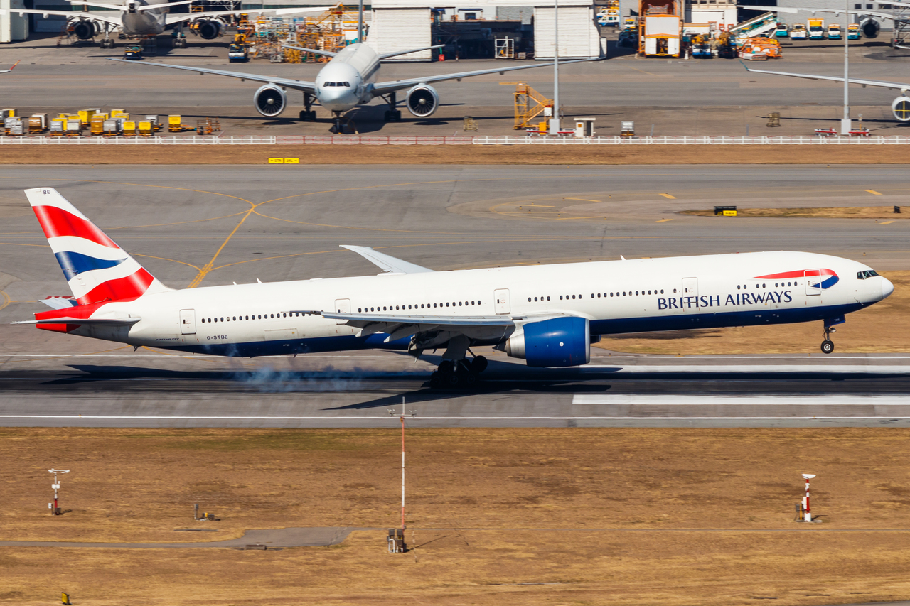 Full size: British Airways Boeing 777-300ER G-STBE at Hong Kong International Airport