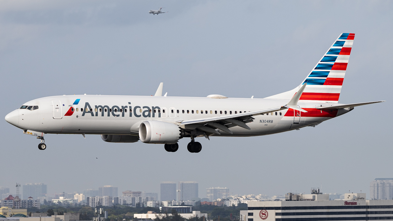 Full size: American Airlines Boeing 737 MAX 8 N304RB at Miami International Airport