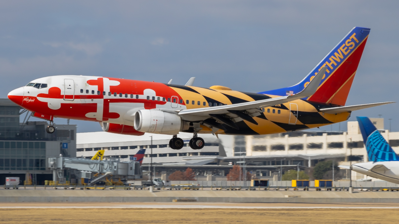Full size: Southwest Airlines Boeing 737-700 N214WN at Austin-Bergstrom International Airport