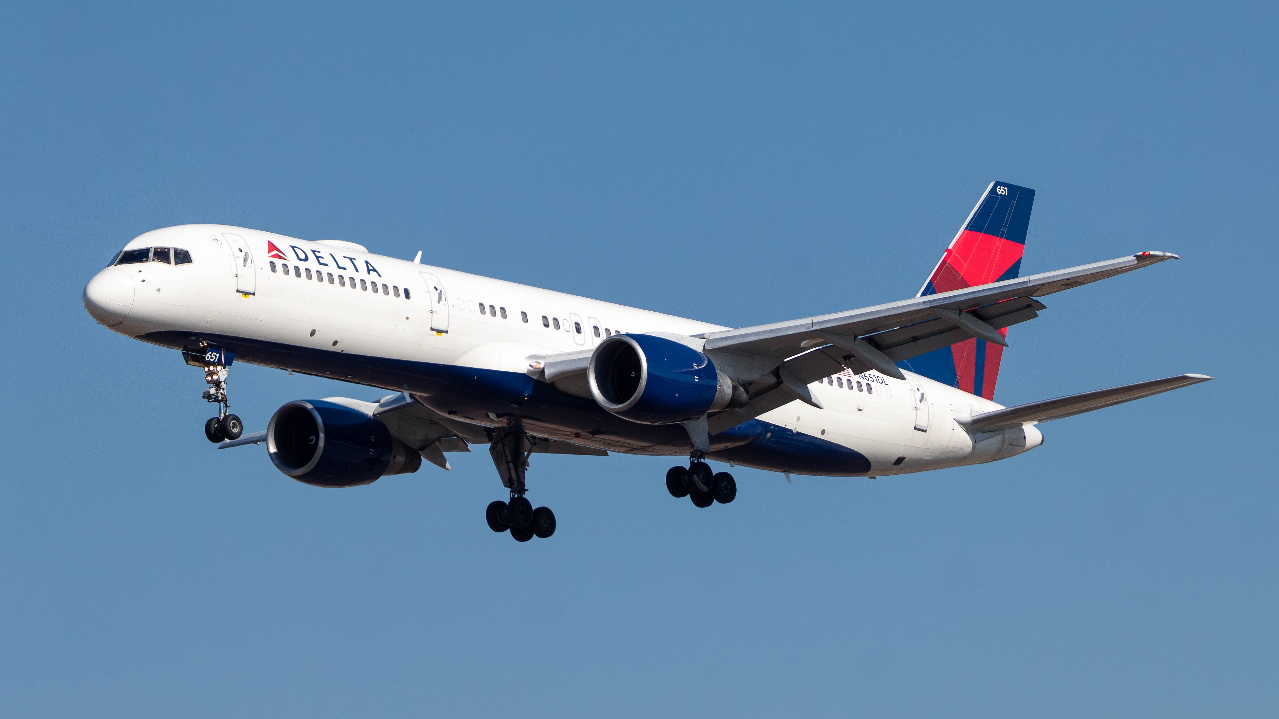 Full size: Delta Airlines Boeing 757-200 N651DL at Los Angeles International Airport