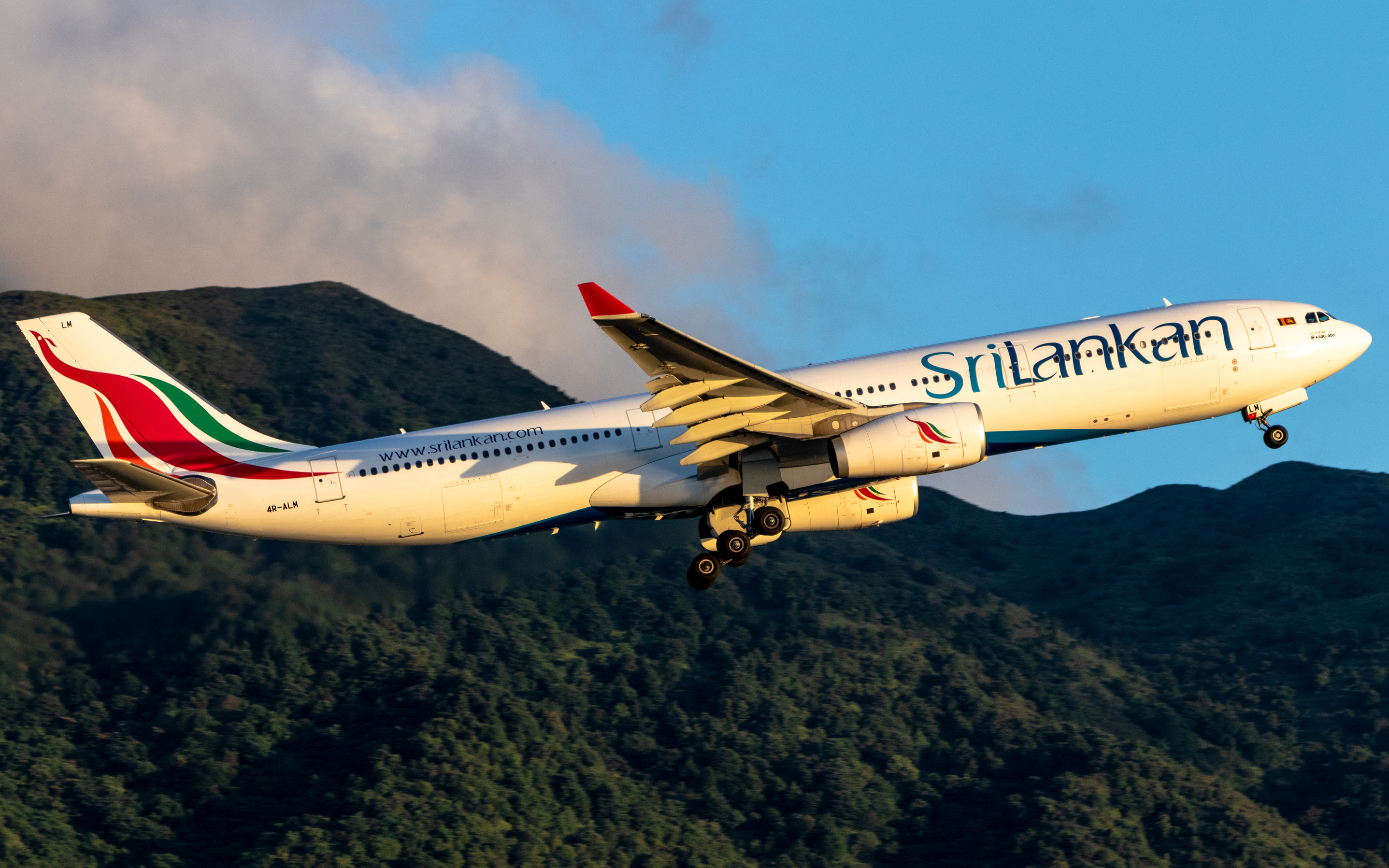 Full size: SriLankan Airlines Airbus A330-300 4R-ALM at Hong Kong International Airport