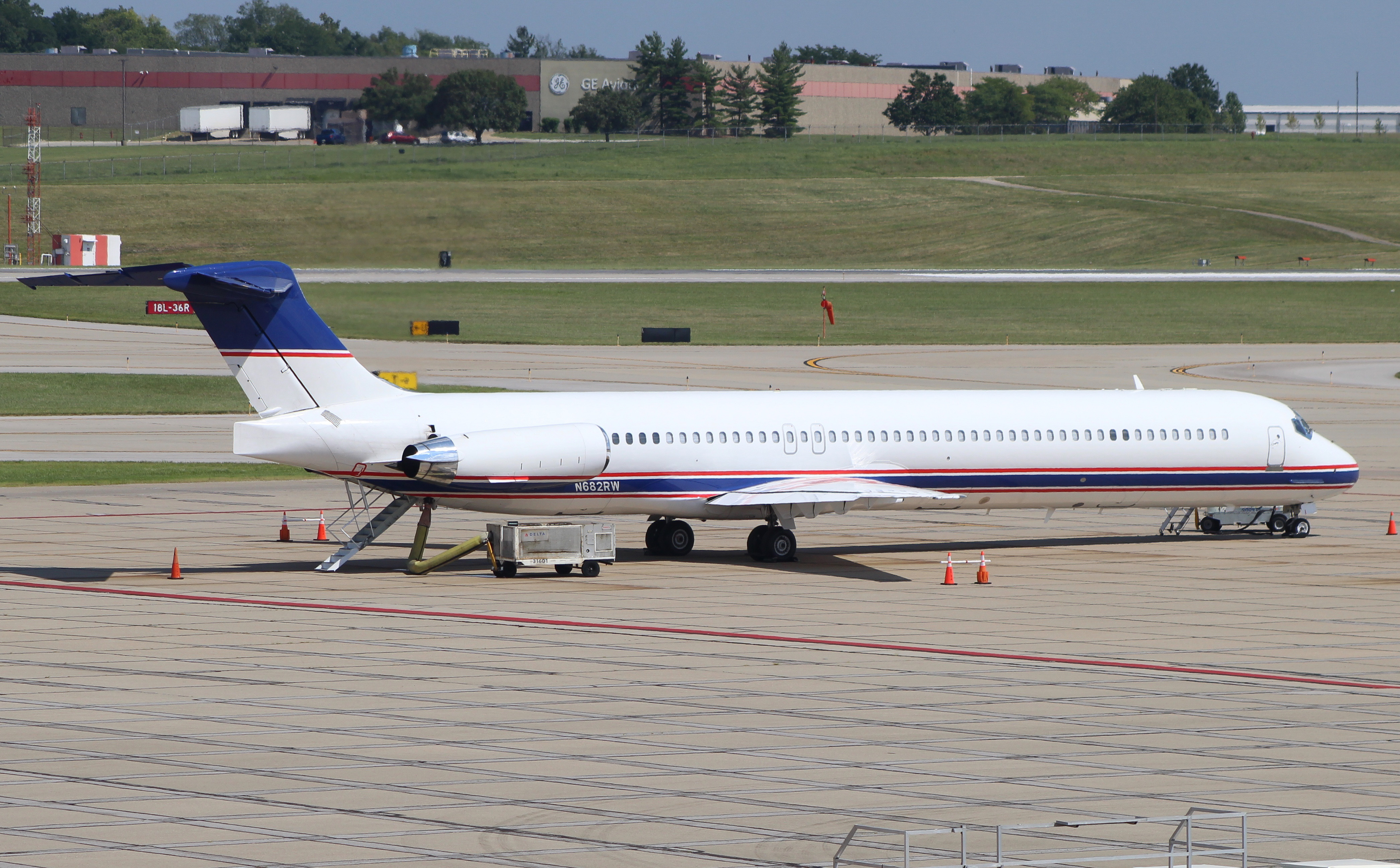 Full size: PRIVATE McDonnell Douglas MD-80 N682RW at Cincinnati/Northern Kentucky International Airport