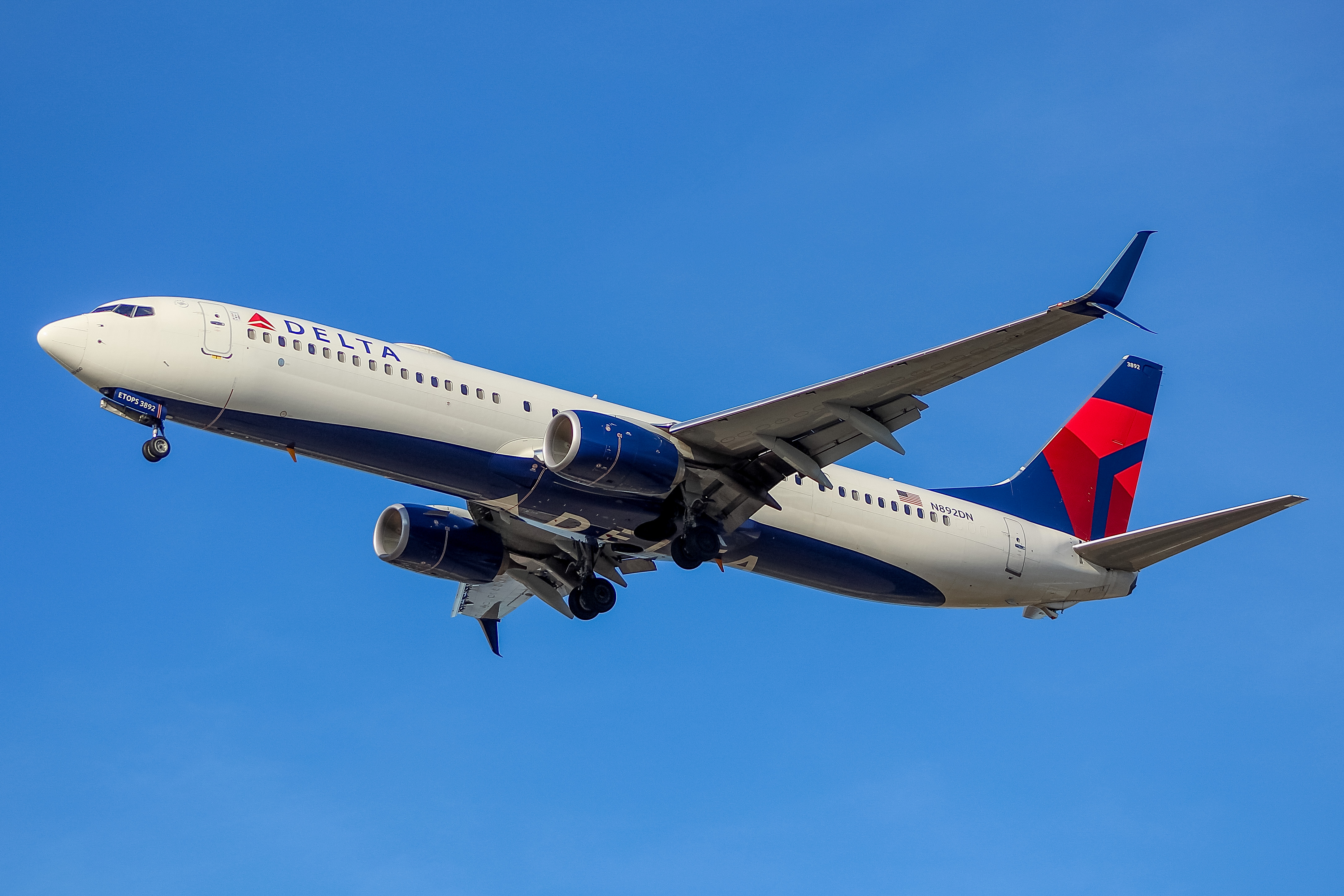 Full size: Delta Airlines  Boeing 737-900ER N892DN at General Mitchell International Airport