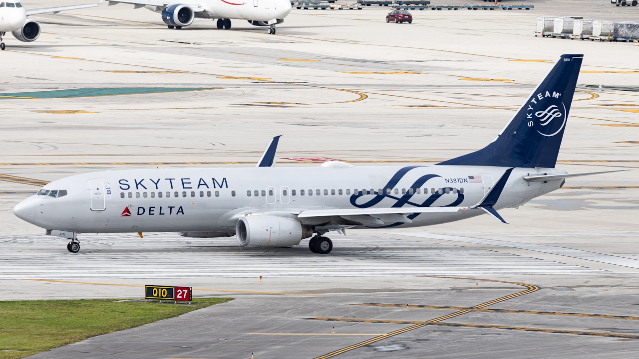 Full size: Delta Airlines Boeing 737-800 N381DN at Miami International Airport