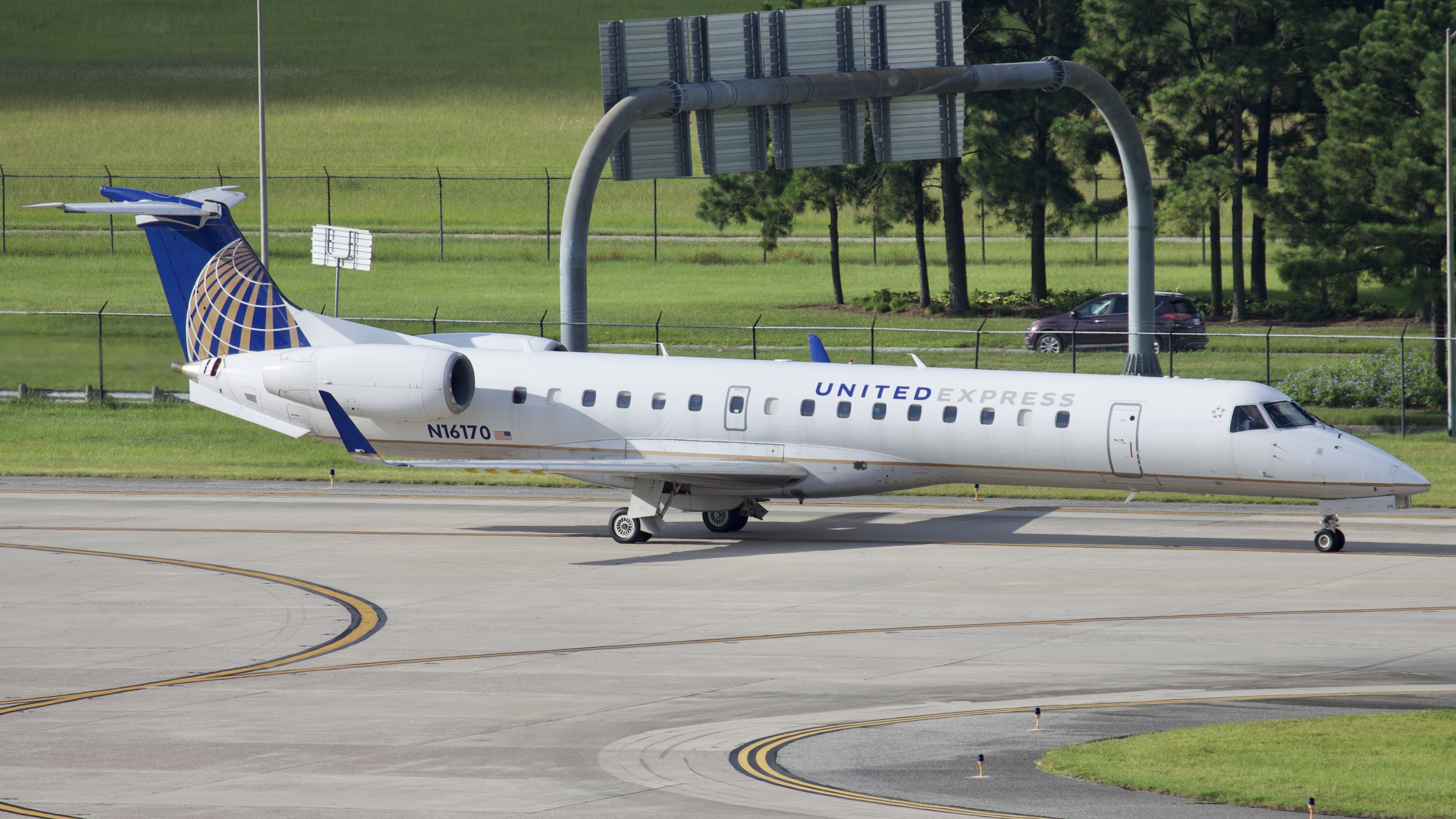 Full size: United Express Embraer ERJ145 N16170 at Houston-George Bush Intercontinental Airport