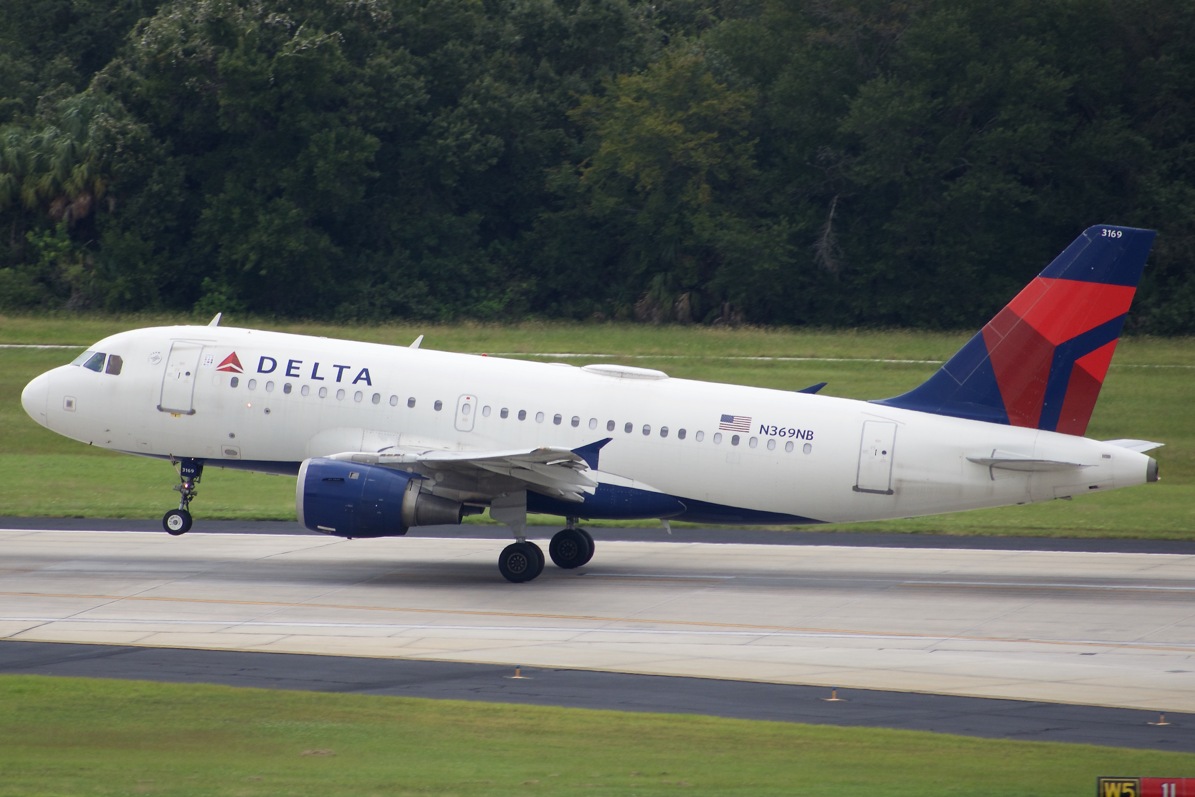 Full size: Delta Airlines Airbus A319 N369NB at Tampa International Airport