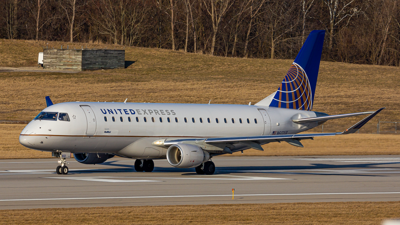 Full size: United Airlines Embraer E175 N602UX at John Glenn Columbus International Airport