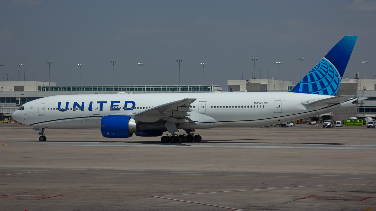 Full size: United Airlines Boeing 777-200ER N69020 at Denver International Airport