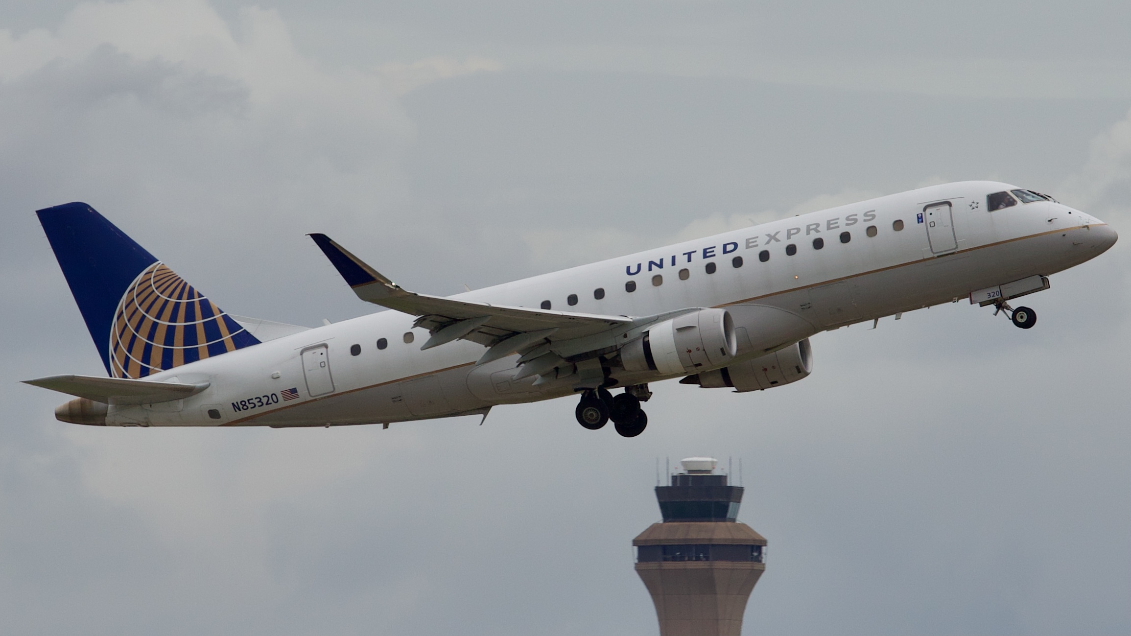 Full size: United Express Embraer E175 N85320 at Houston-George Bush Intercontinental Airport