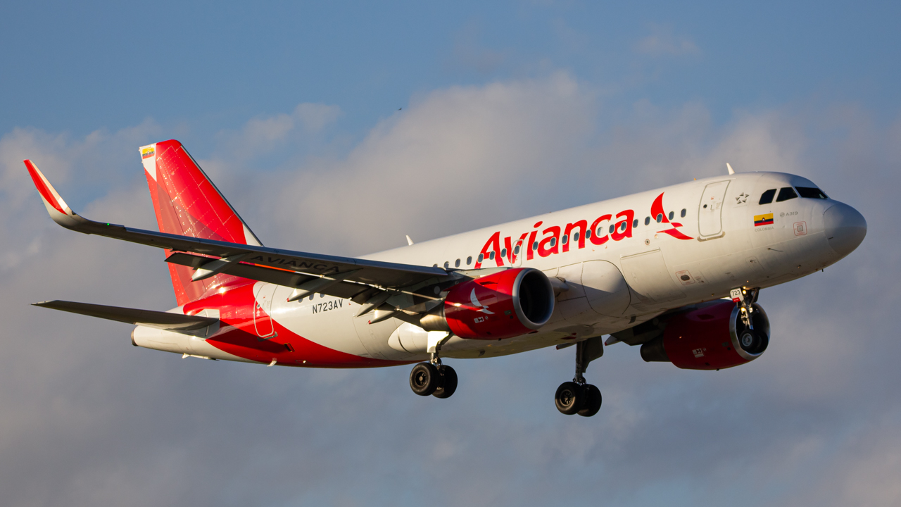 Full size: Avianca Airbus A319 N723AV at Miami International Airport