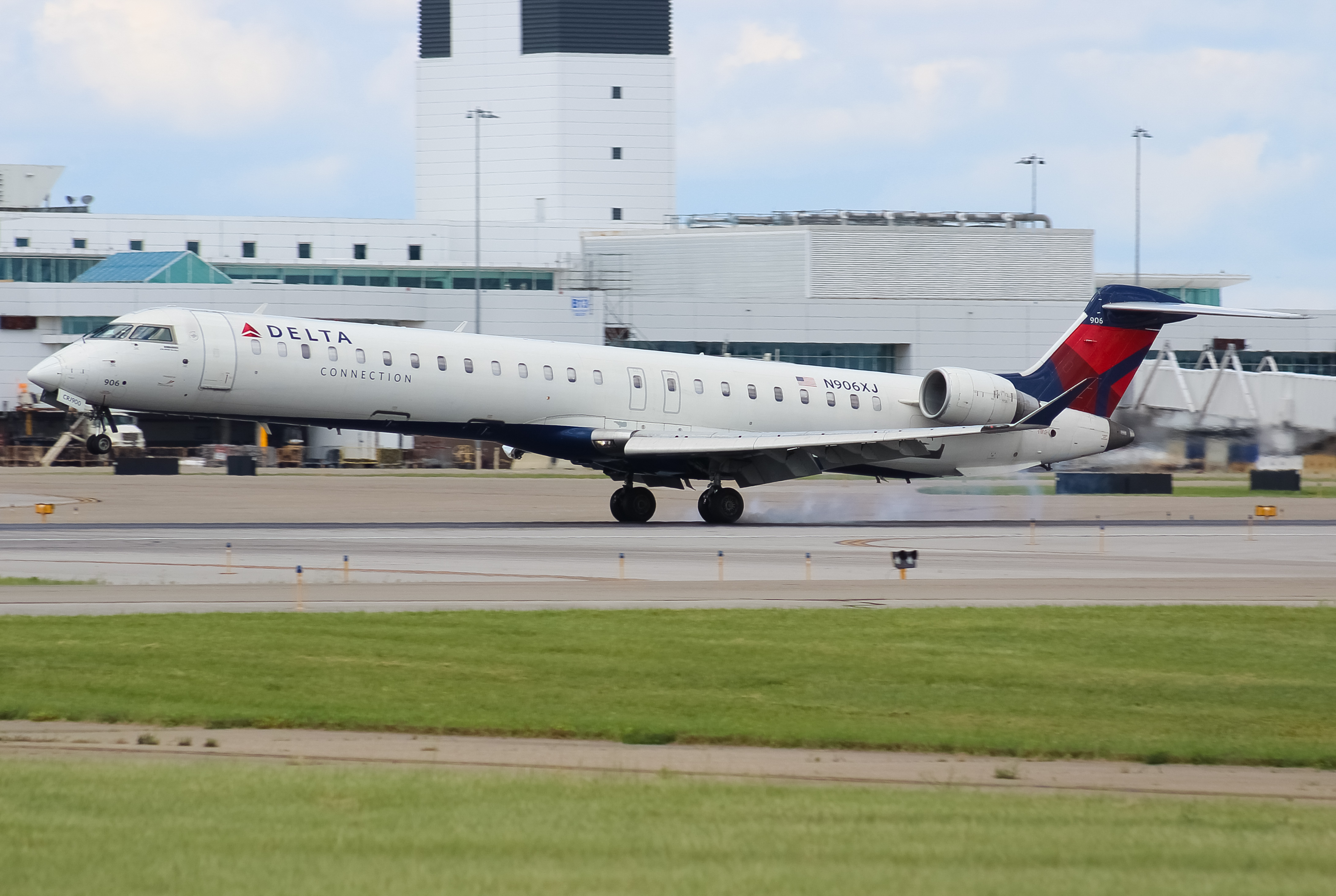 Full size: Delta Connection Mitsubishi CRJ-900 N906XJ at Cincinnati/Northern Kentucky International Airport