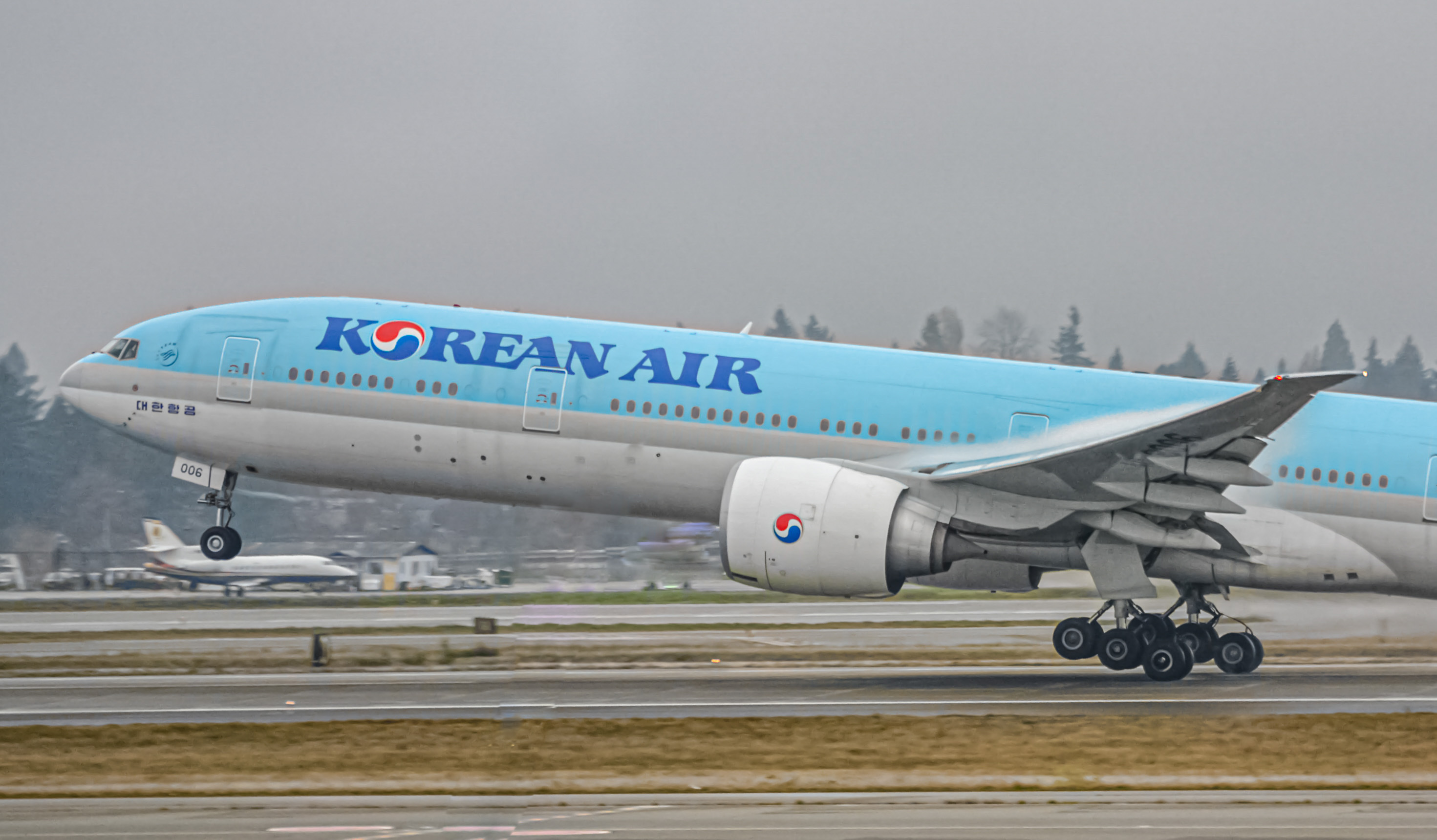 Full size: Korean Air Boeing 777-300ER HL8006 at Seattle-Tacoma International Airport