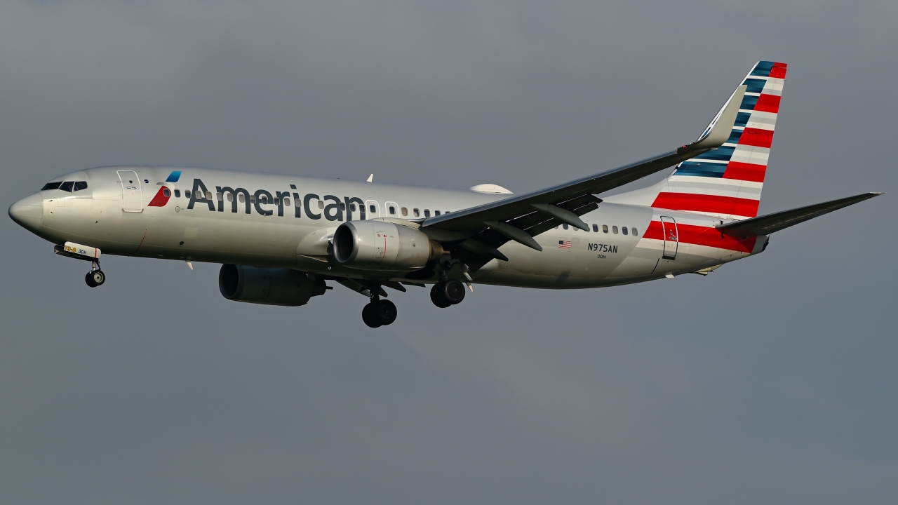 Full size: American Airlines Boeing 737-800 N975AN at Dallas-Fort Worth International Airport