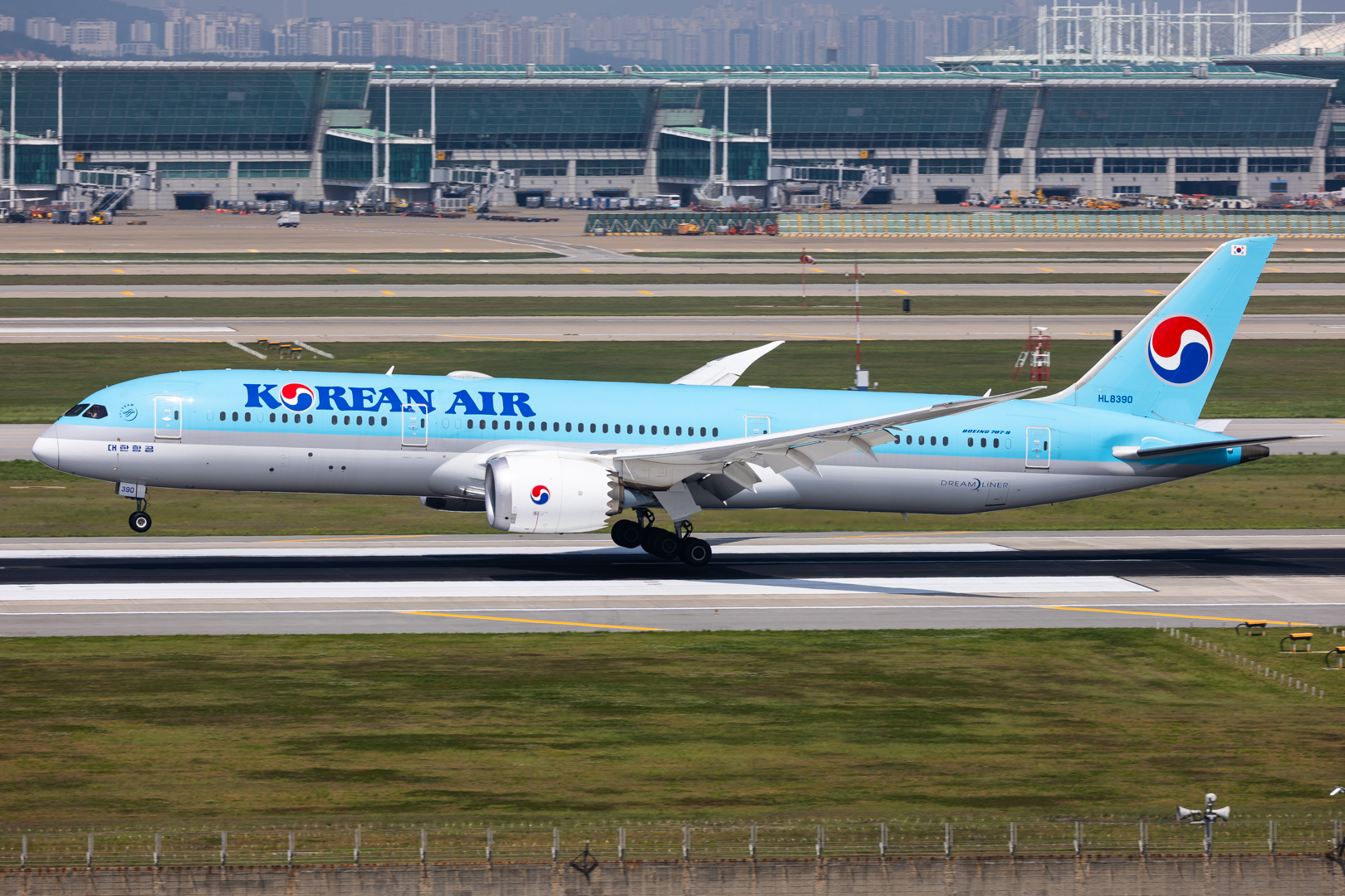 Full size: Korean Air Boeing 787-9 HL8390 at Seoul-Incheon International Airport