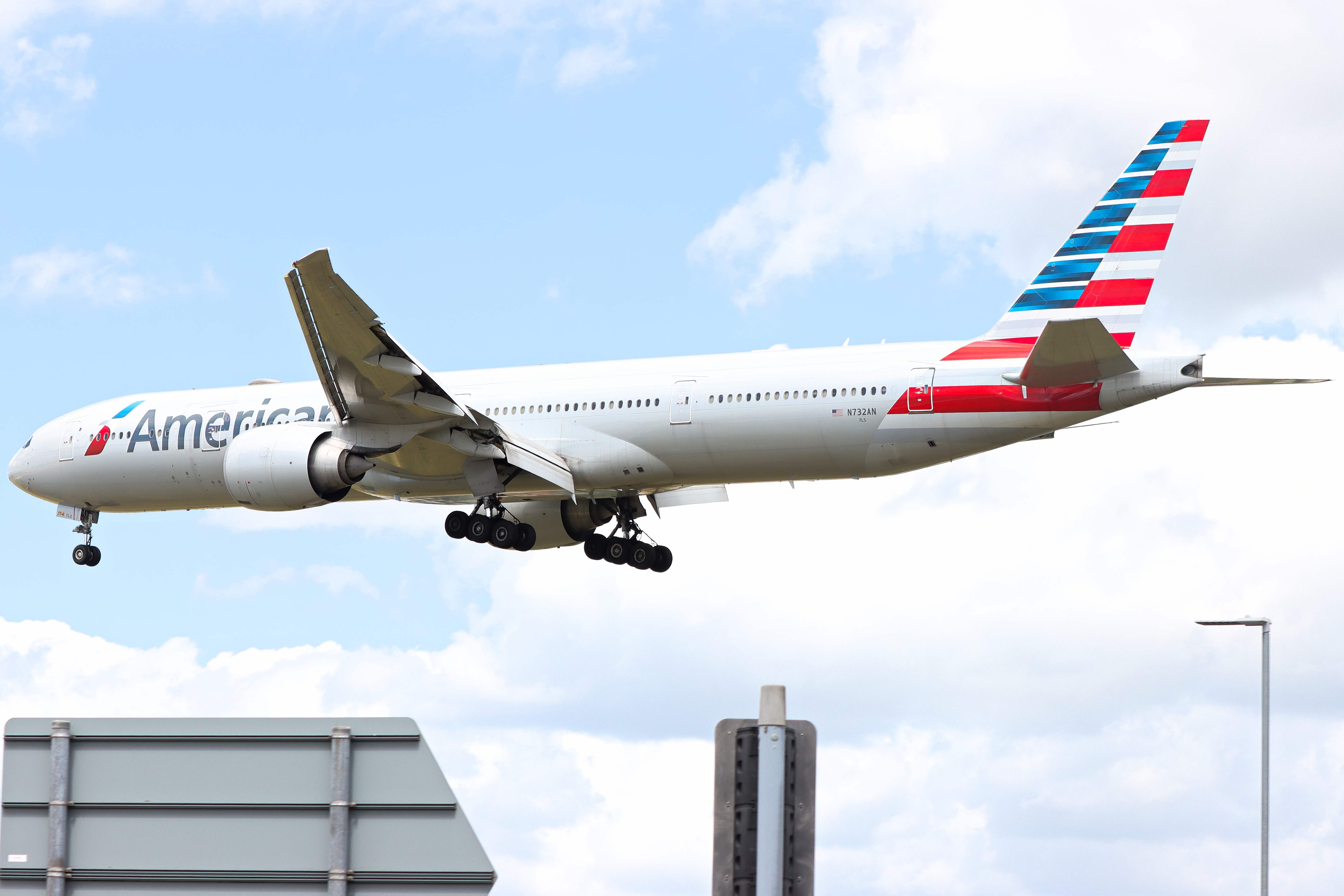 Full size: American Airlines Boeing 777-300ER N732AN at London Heathrow International Airport