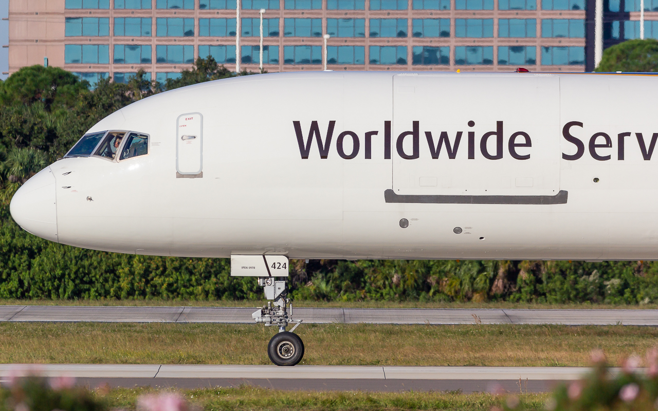 Full size: United Parcel Service Boeing 757-200F N424UP at Tampa International Airport