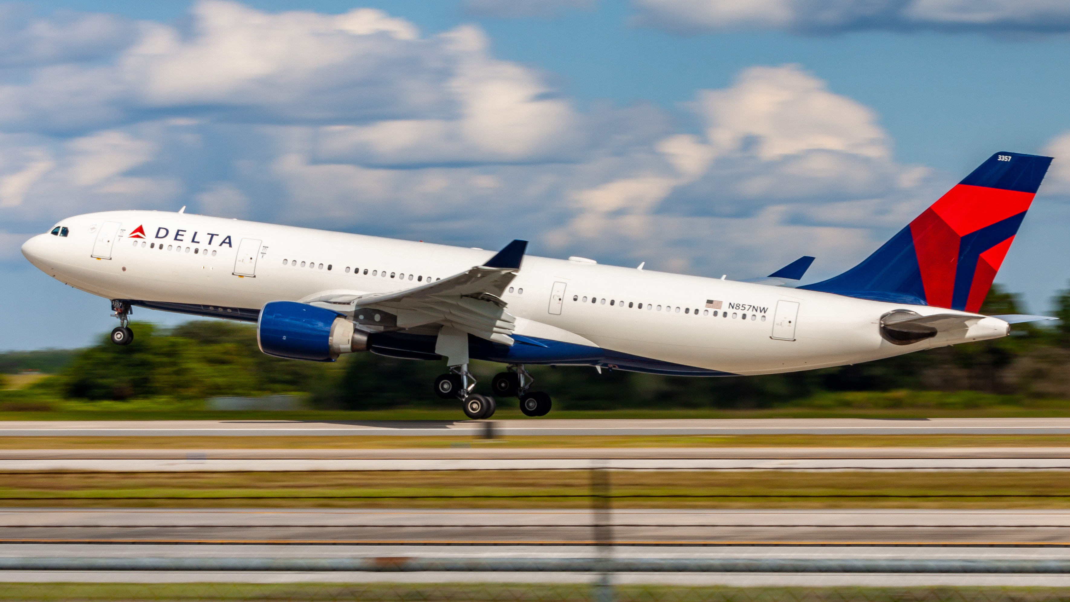 Full size: Delta Airlines Airbus A330-200 N857NW at Orlando International Airport