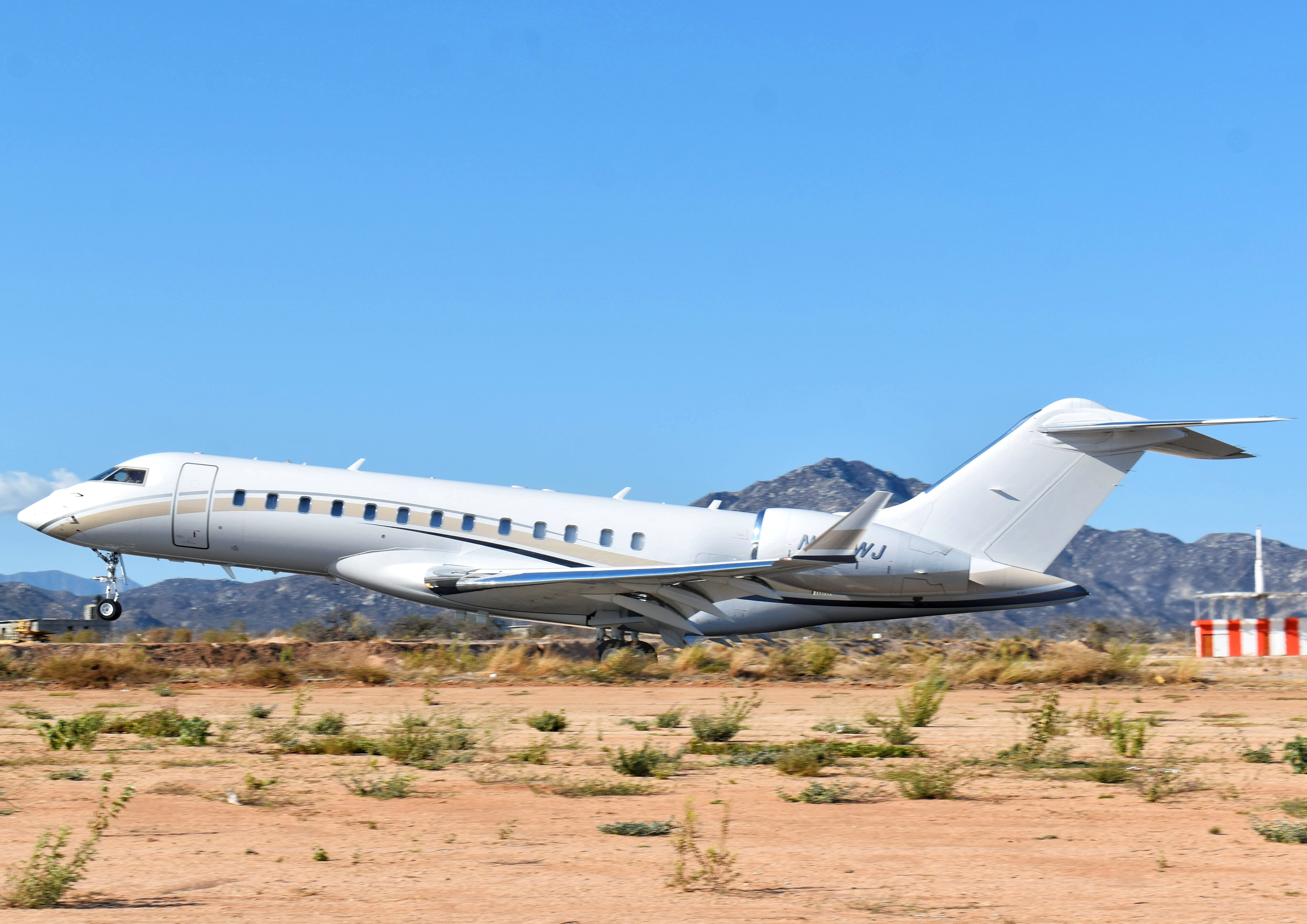 Full size: PRIVATE Bombardier Global Express N394WJ at Aeropuerto de Cabo San Lucas Internacional