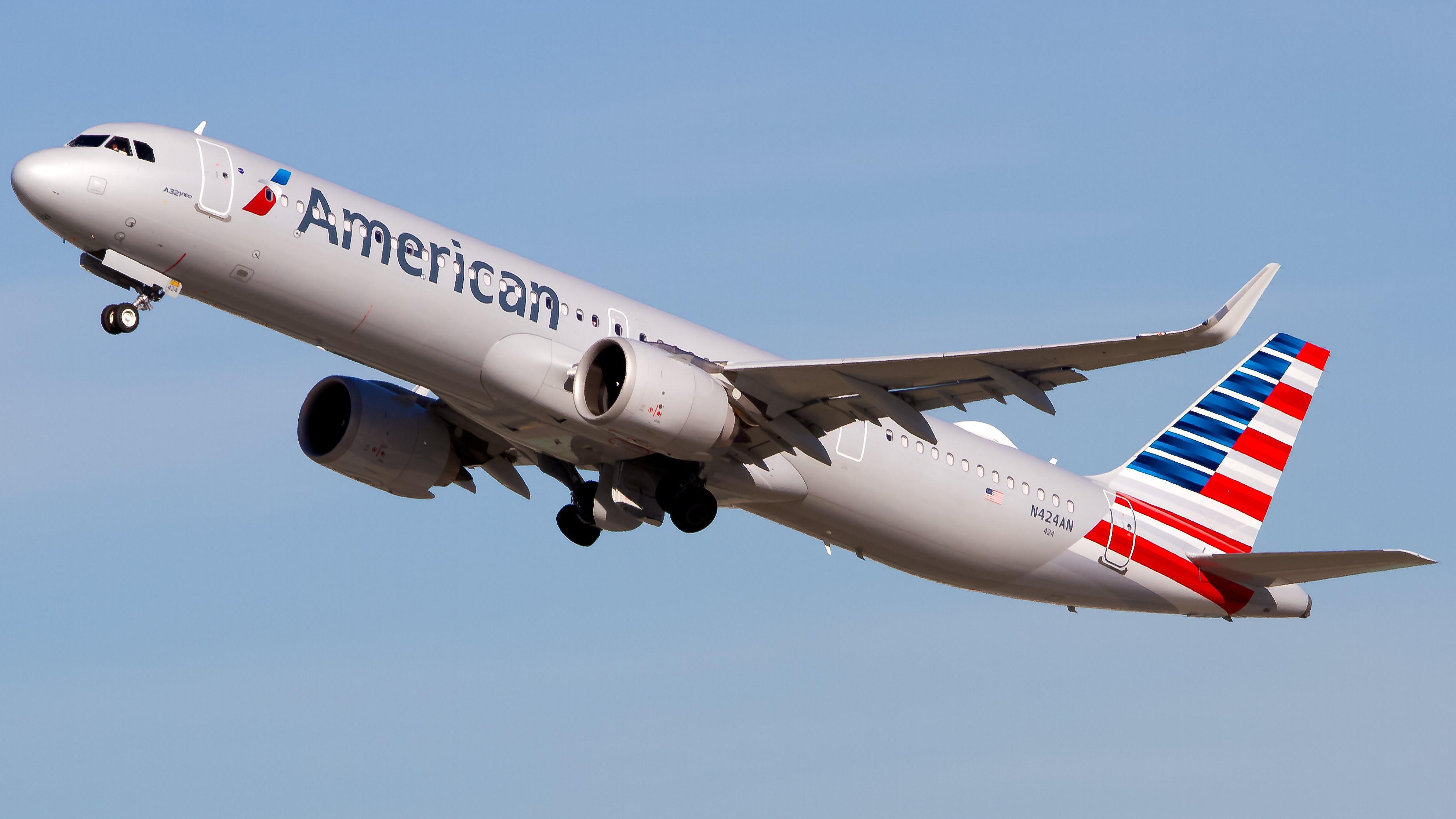 Full size: American Airlines Airbus A321NEO N424AN at Los Angeles International Airport