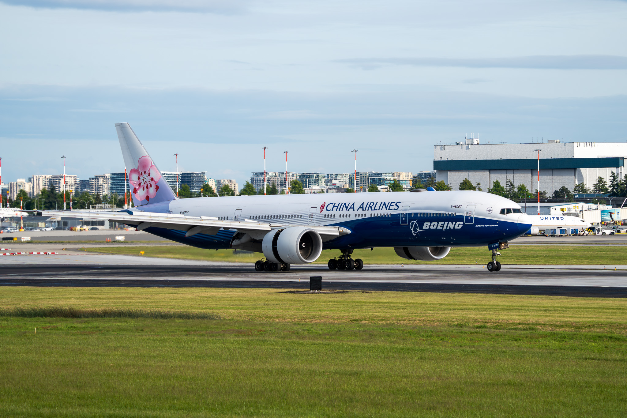 Full size: China Airlines Boeing 777-300ER B-18007 at Vancouver International Airport