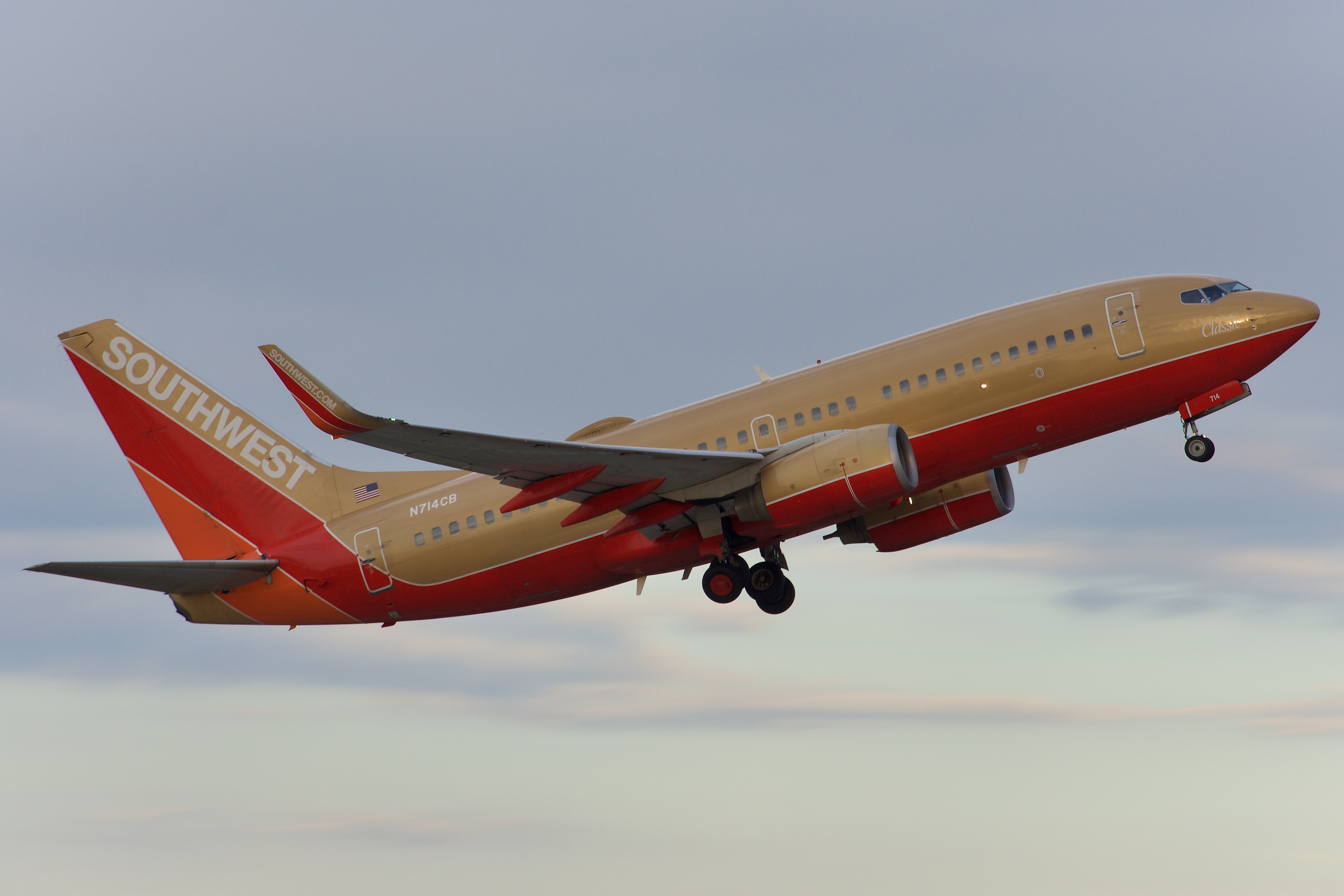 Full size: Southwest Airlines Boeing 737-700 N714CB at Orlando International Airport