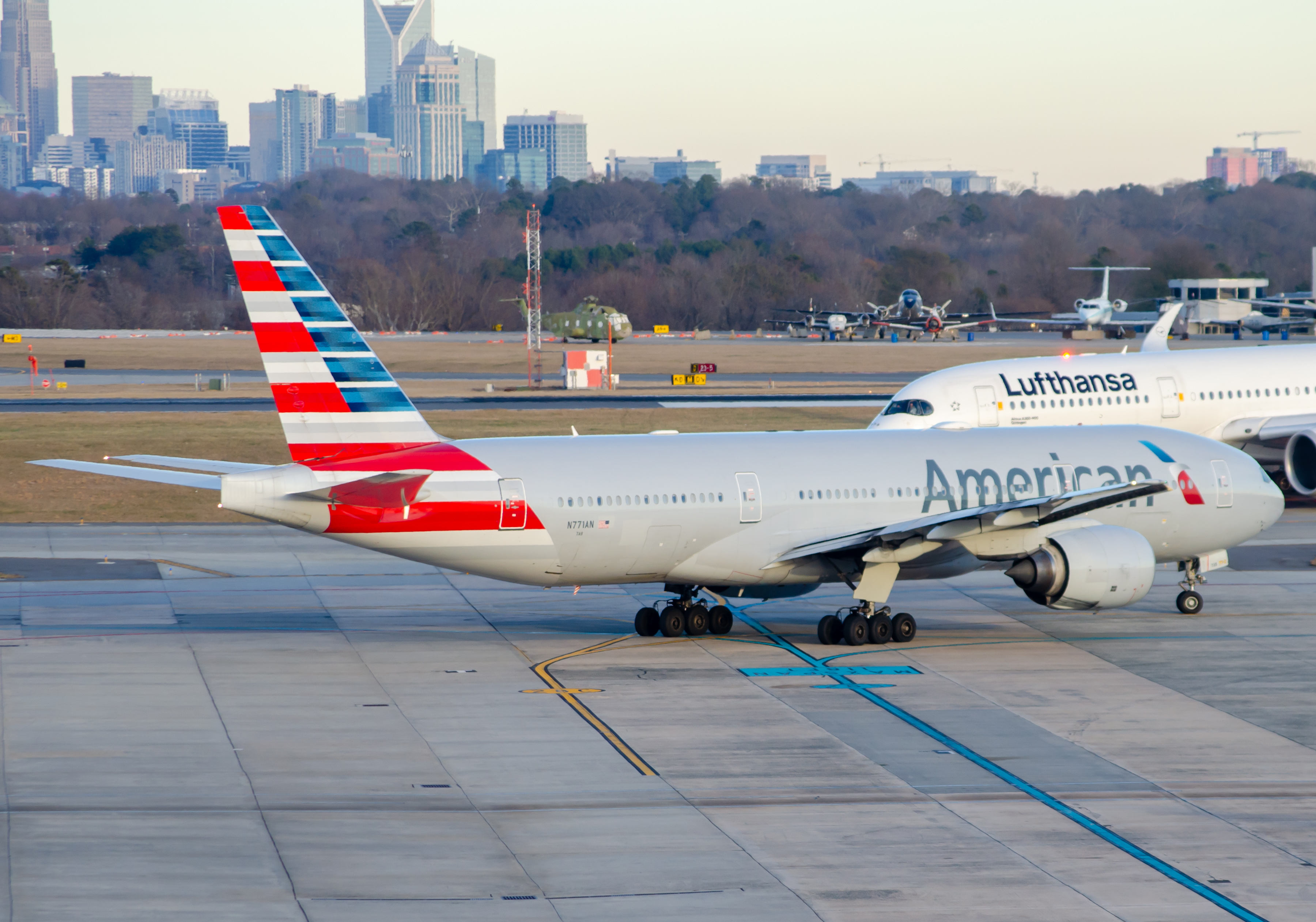 Full size: American Airlines Boeing 777-200ER N771AN at Charlotte/Douglas International Airport