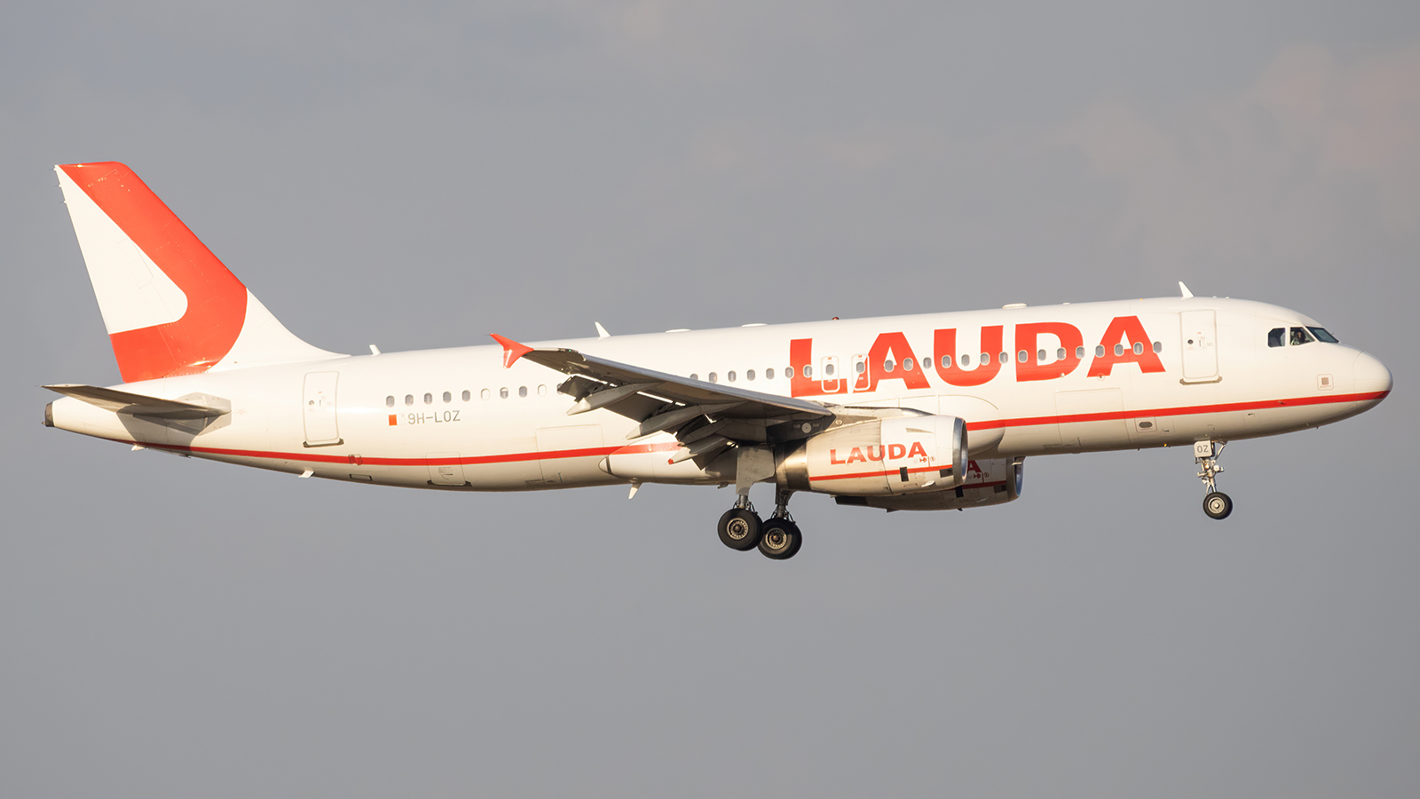 Full size: Lauda Air Airbus A320 9H-LOZ at Vienna International Airport