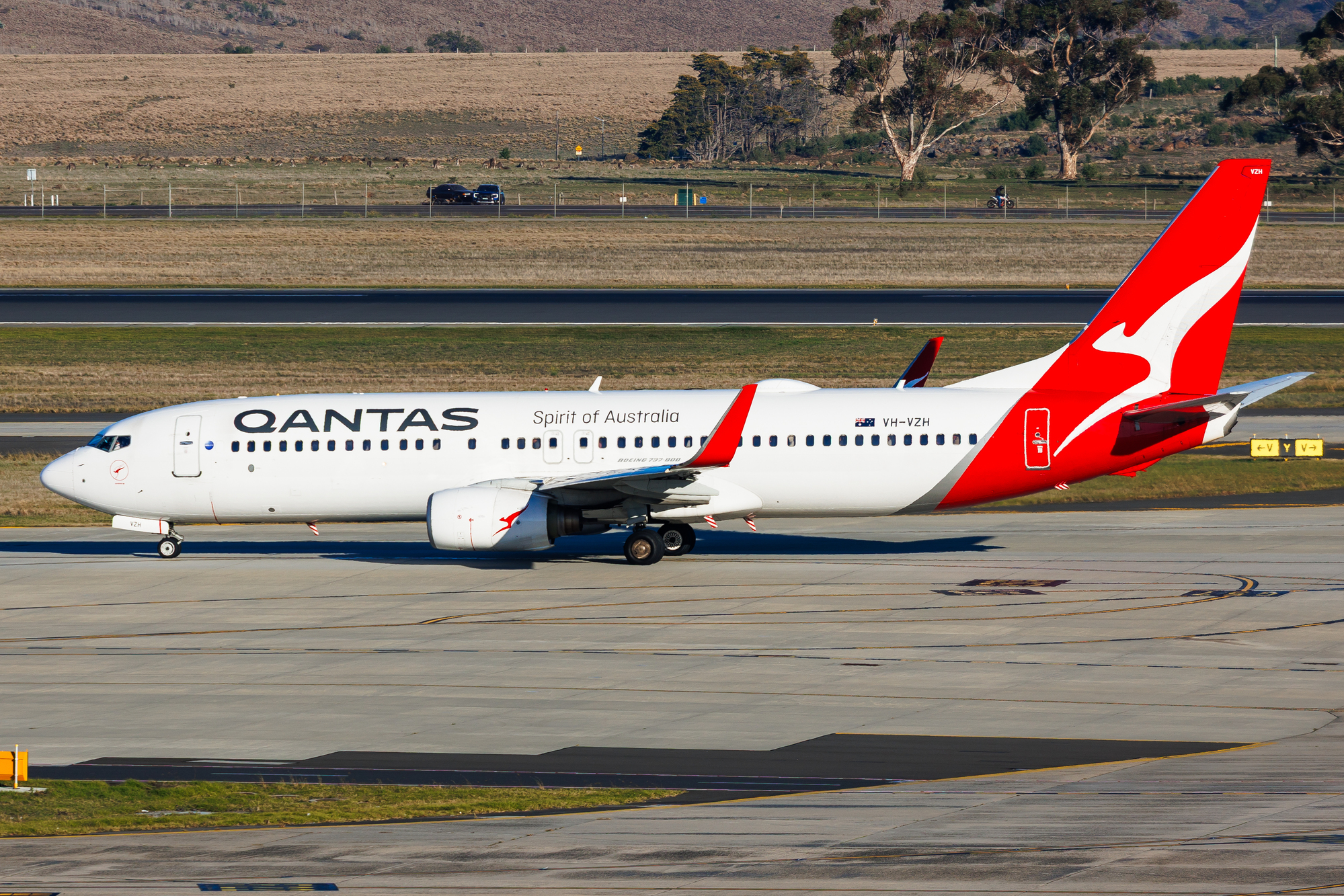 Full size: Qantas Airways Boeing 737-800 VH-VZH at Melbourne Airport