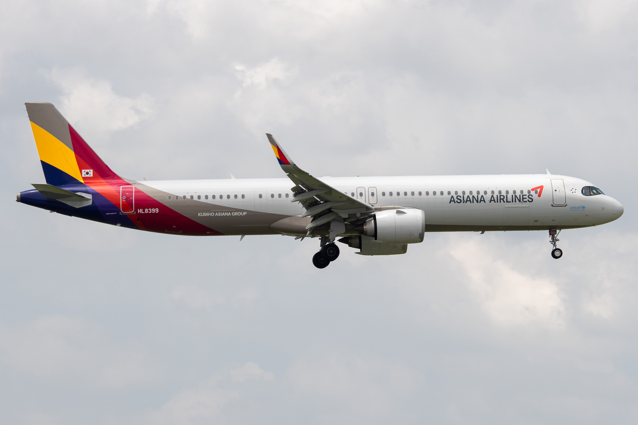 Full size: Asiana Airlines Airbus A321NEO HL8399 at Tan Son Nhat International Airport
