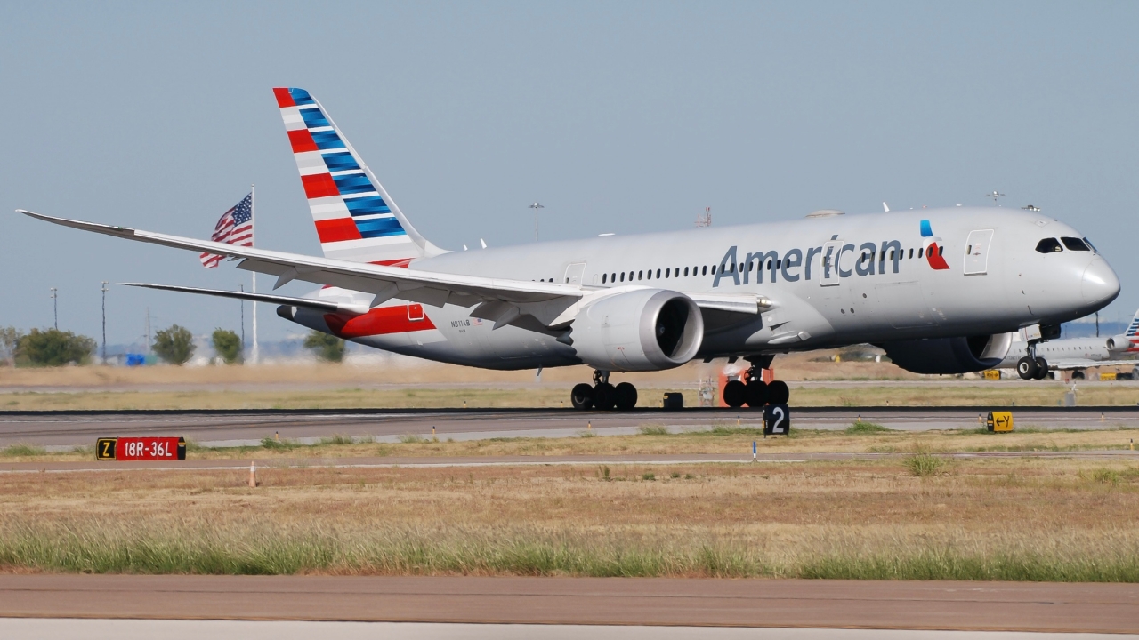 Full size: American Airlines Boeing 787-8 N811AB at Dallas-Fort Worth International Airport