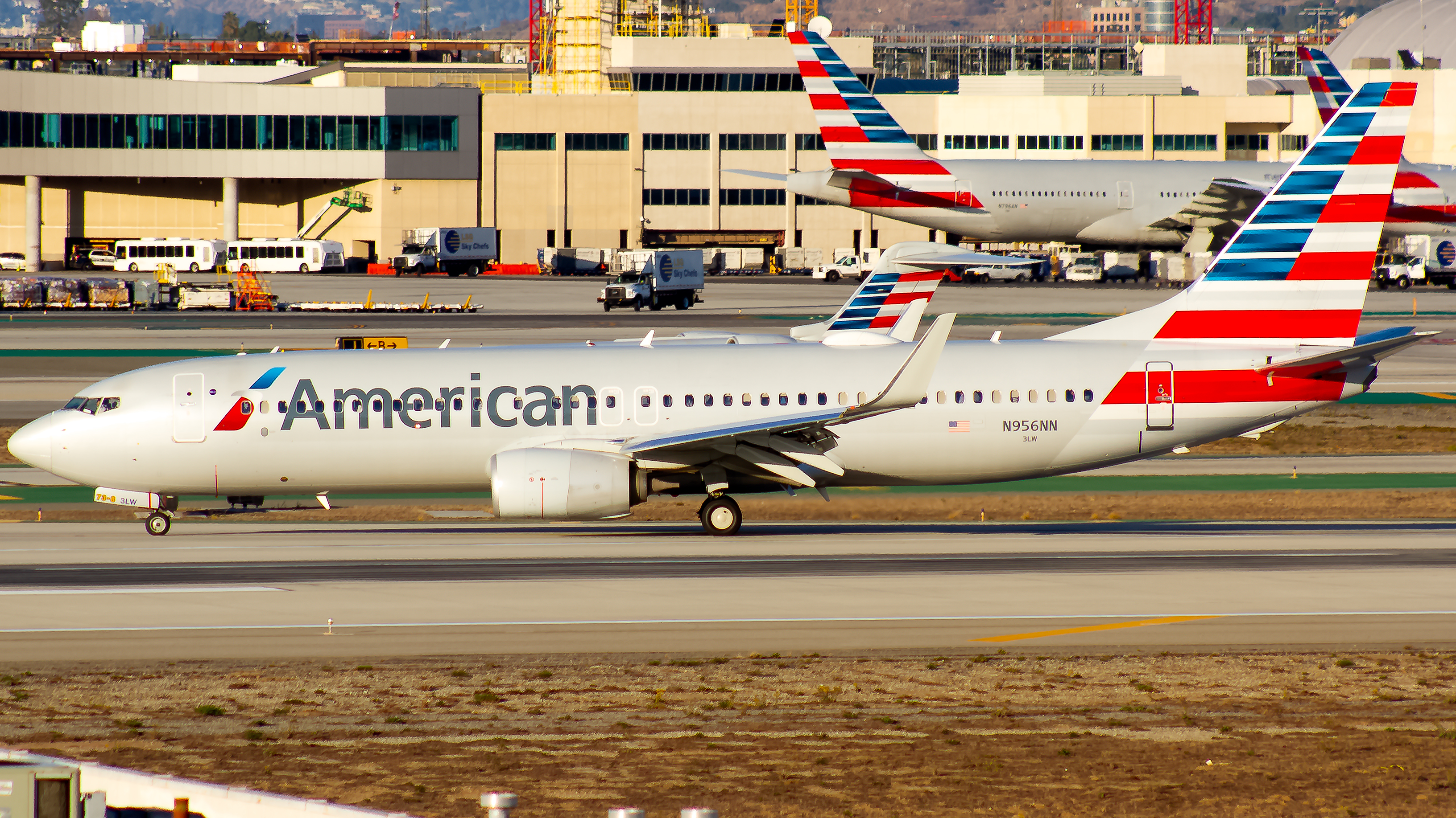 Full size: American Airlines Boeing 737-800 N956NN at Los Angeles International Airport