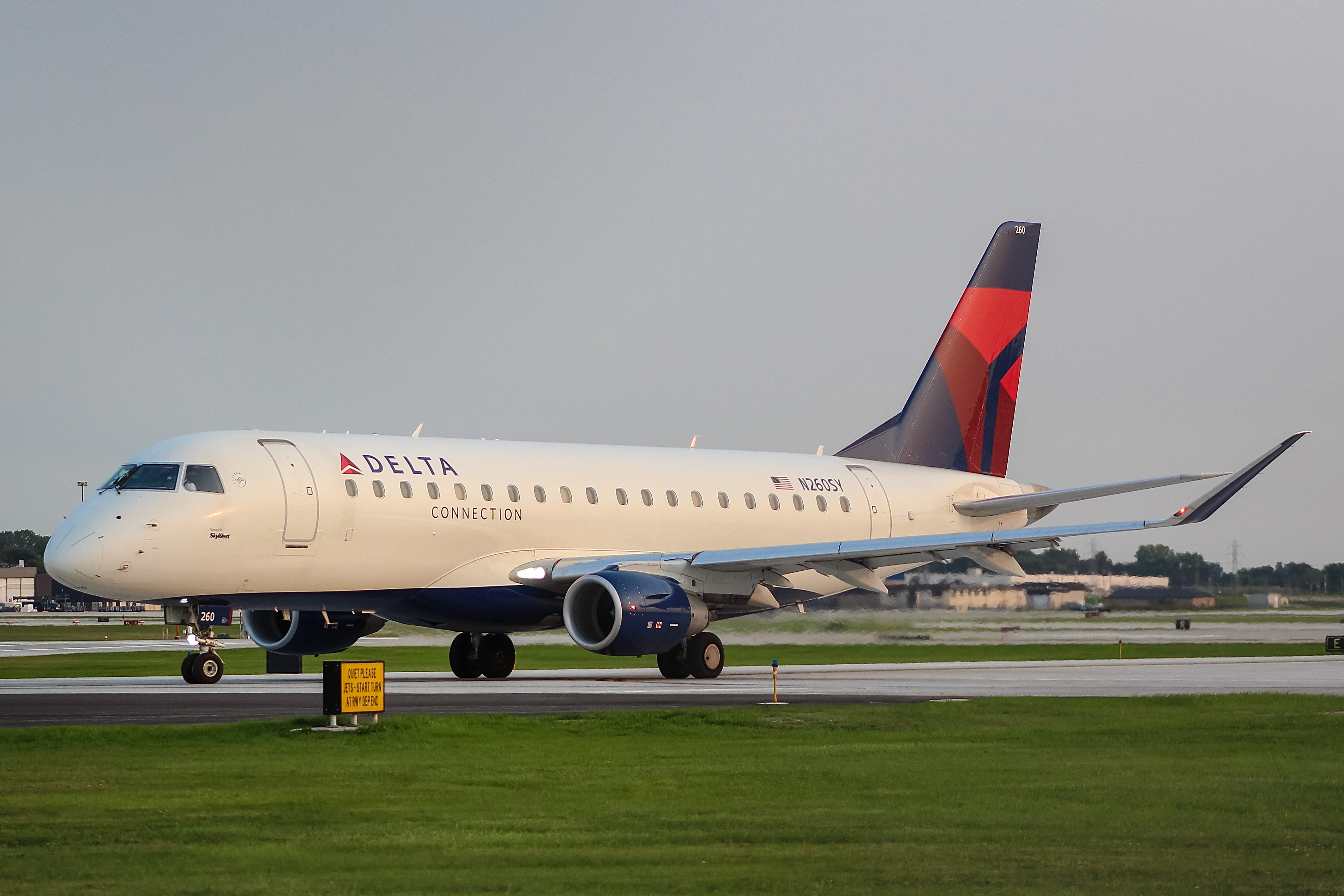 Full size: Delta Connection Embraer E175 N260SY at General Mitchell International Airport