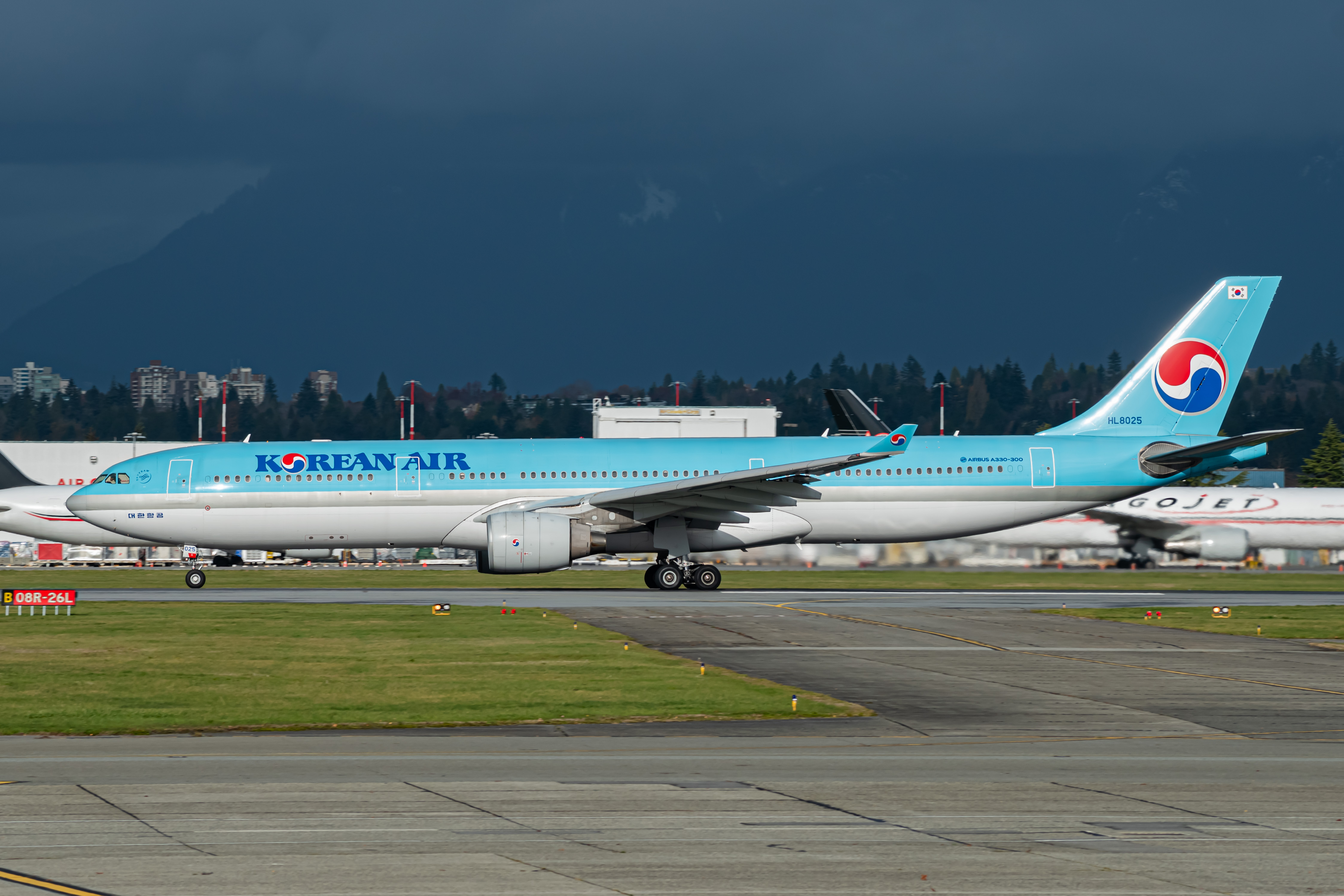 Full size: Korean Air Airbus A330-300 HL8025 at Vancouver International Airport
