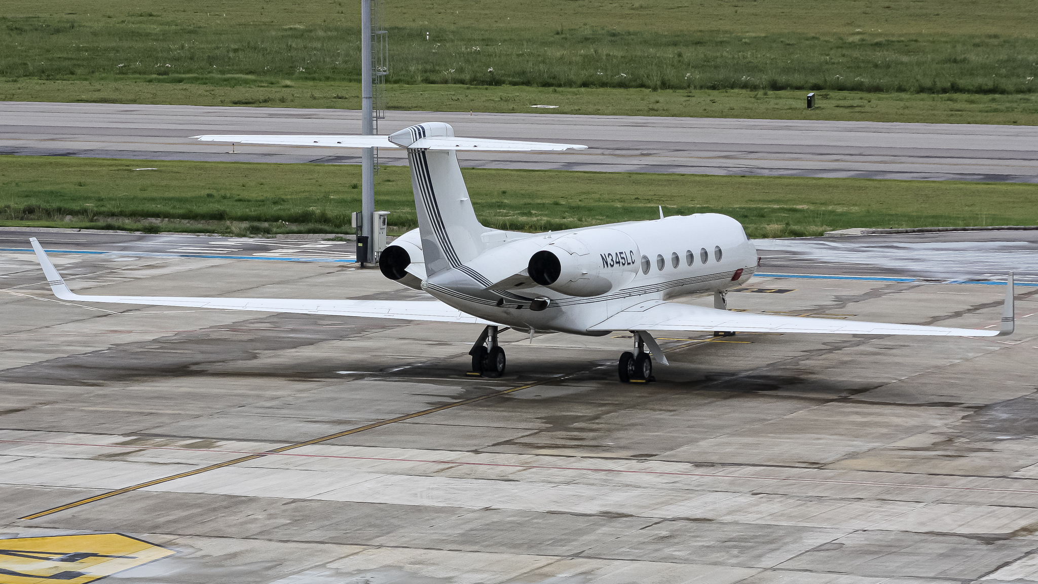 Full size: PRIVATE Gulfstream G550 N345LC at Florianopolis Hercilio Luz International Airport