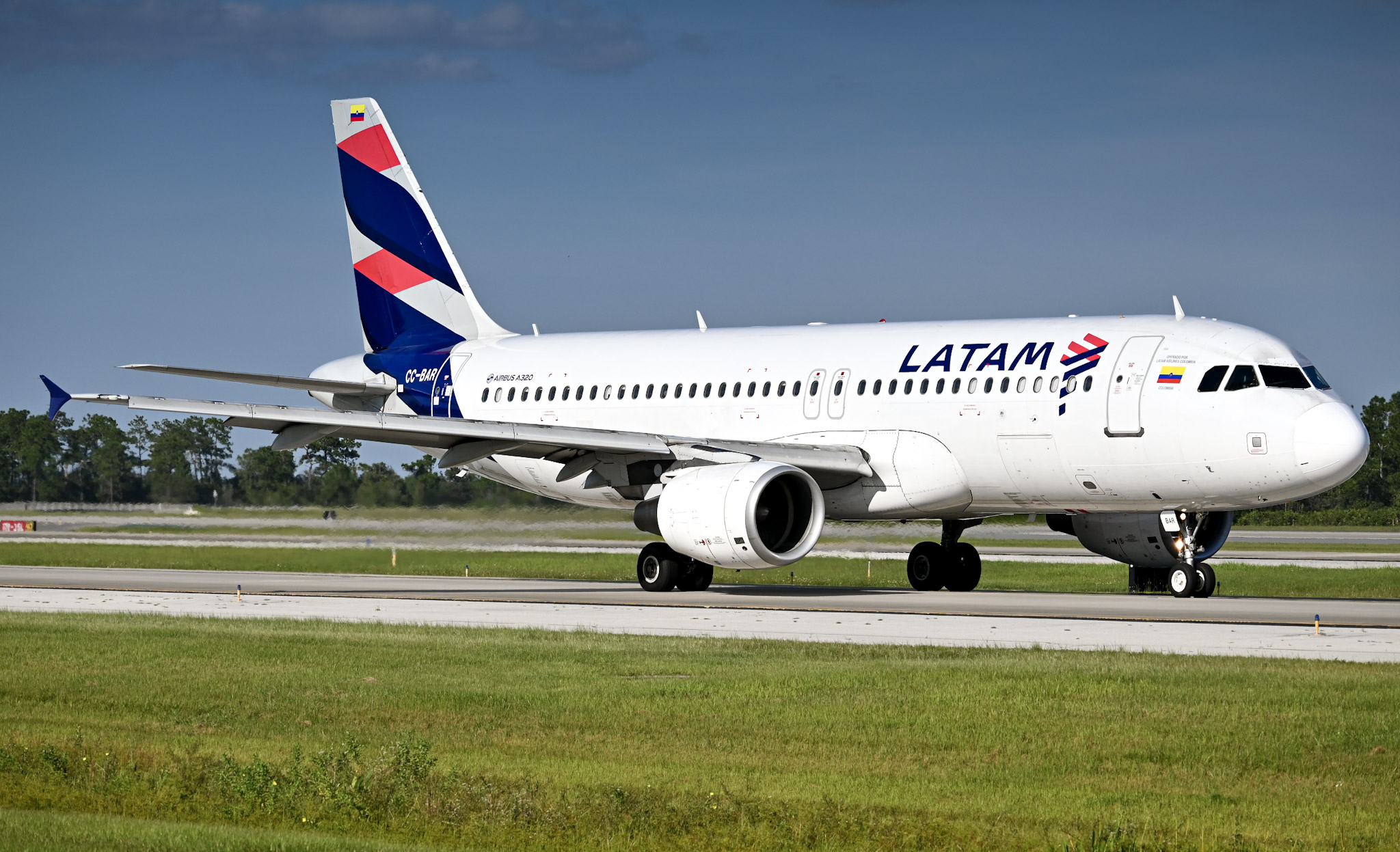 Full size: LATAM Airbus A320 CC-BAR at Orlando International Airport