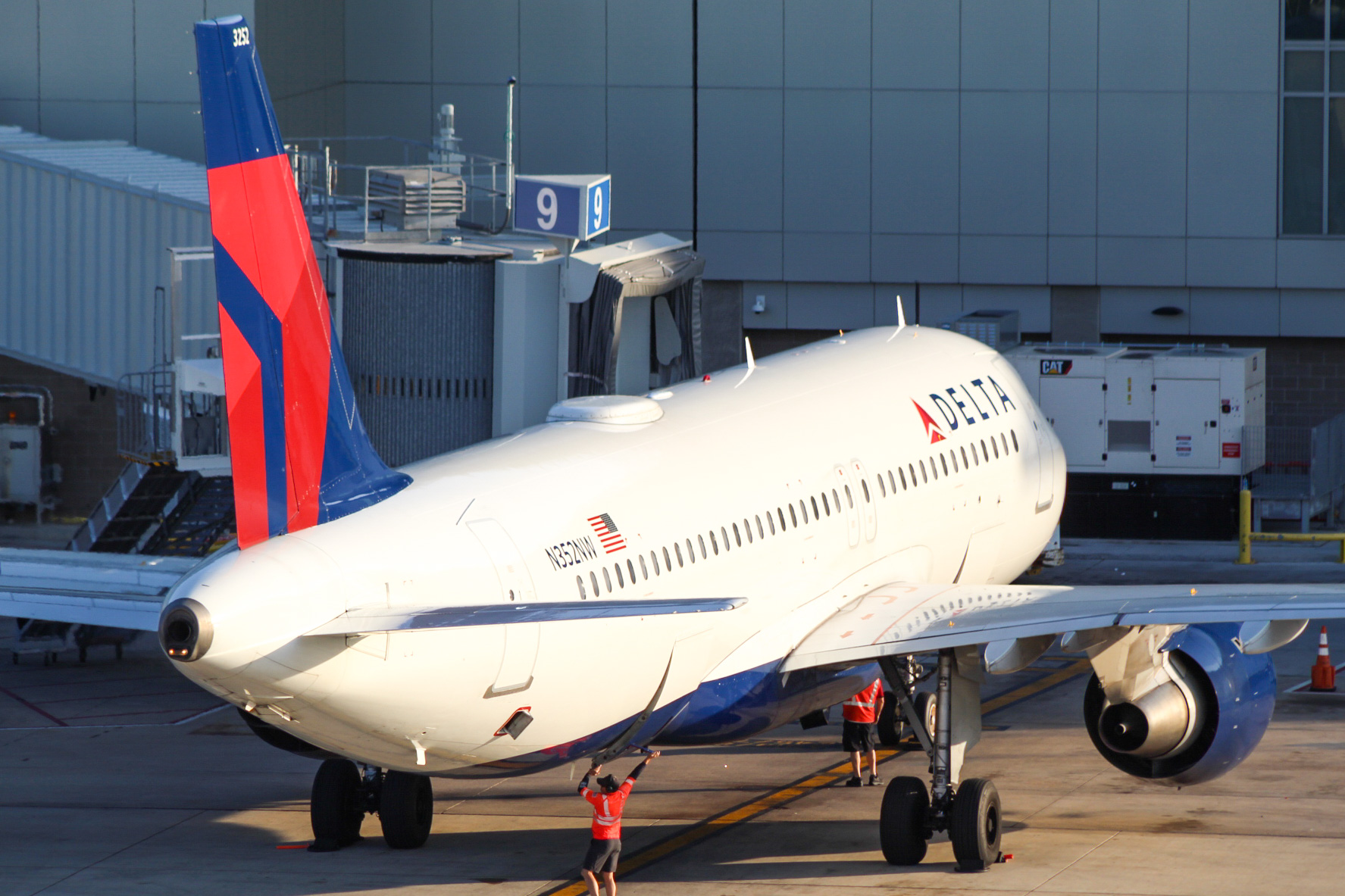 Full size: Delta Airlines Airbus A320 N352NW at Austin-Bergstrom International Airport