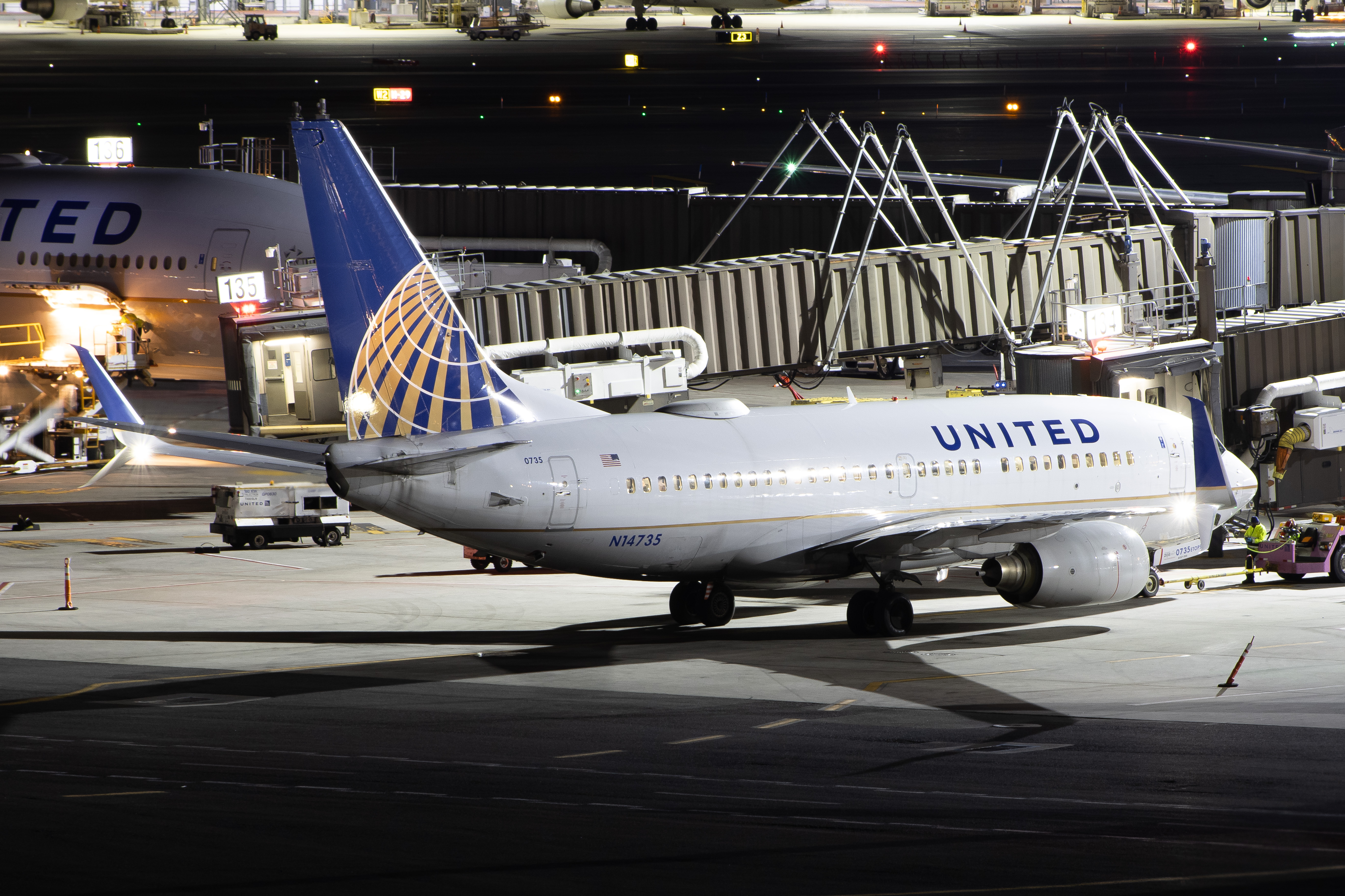 Full size: United Airlines Boeing 737-700 N14735 at Newark Liberty International Airport