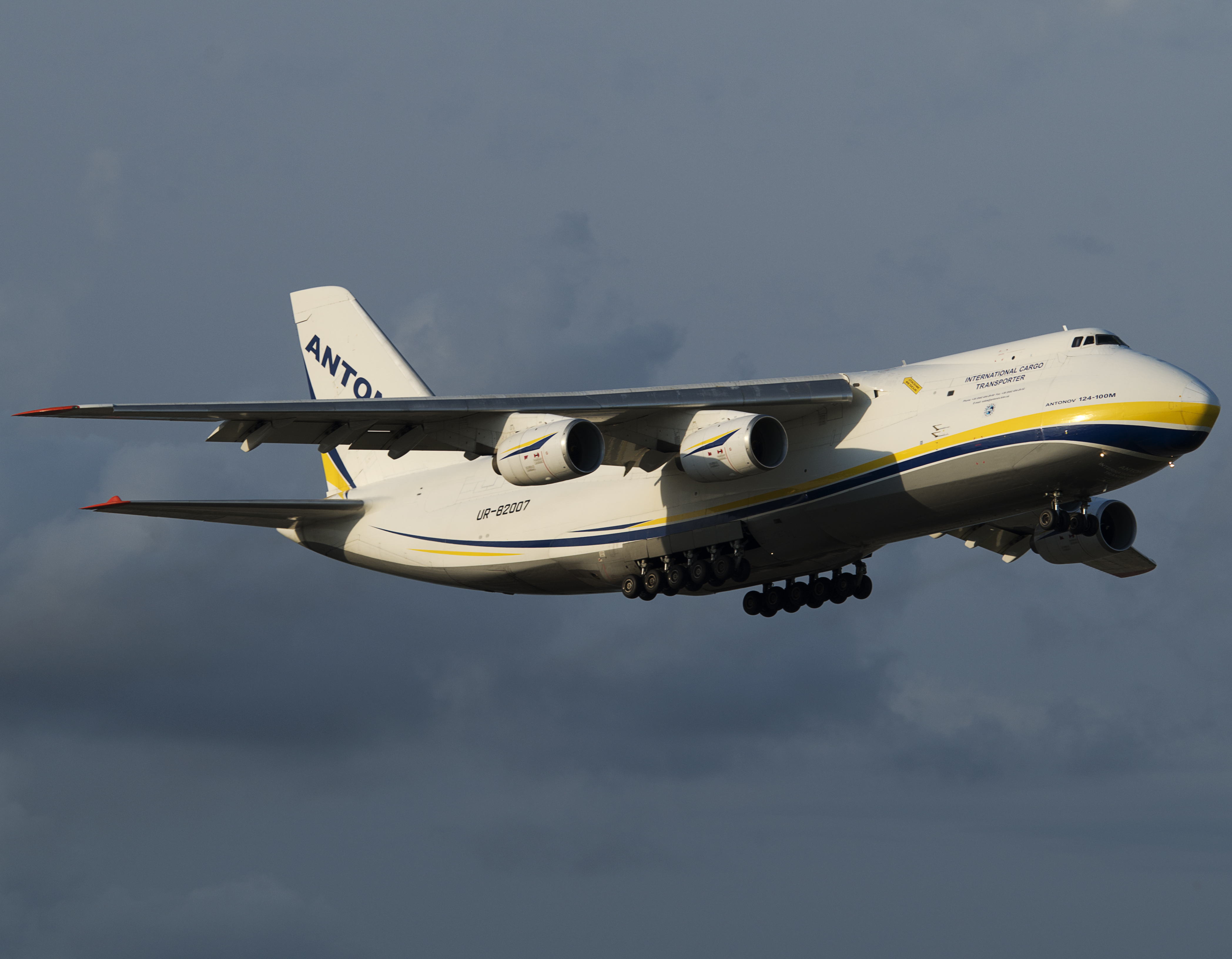 Full size: Antonov Airlines Antonov An-124 UR-82007 at Dallas-Fort Worth International Airport