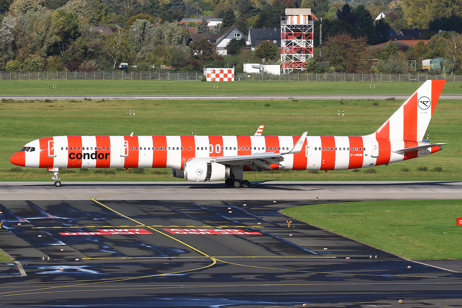 Full size: Condor Boeing 757-300 D-ABOM at Dusseldorf International Airport